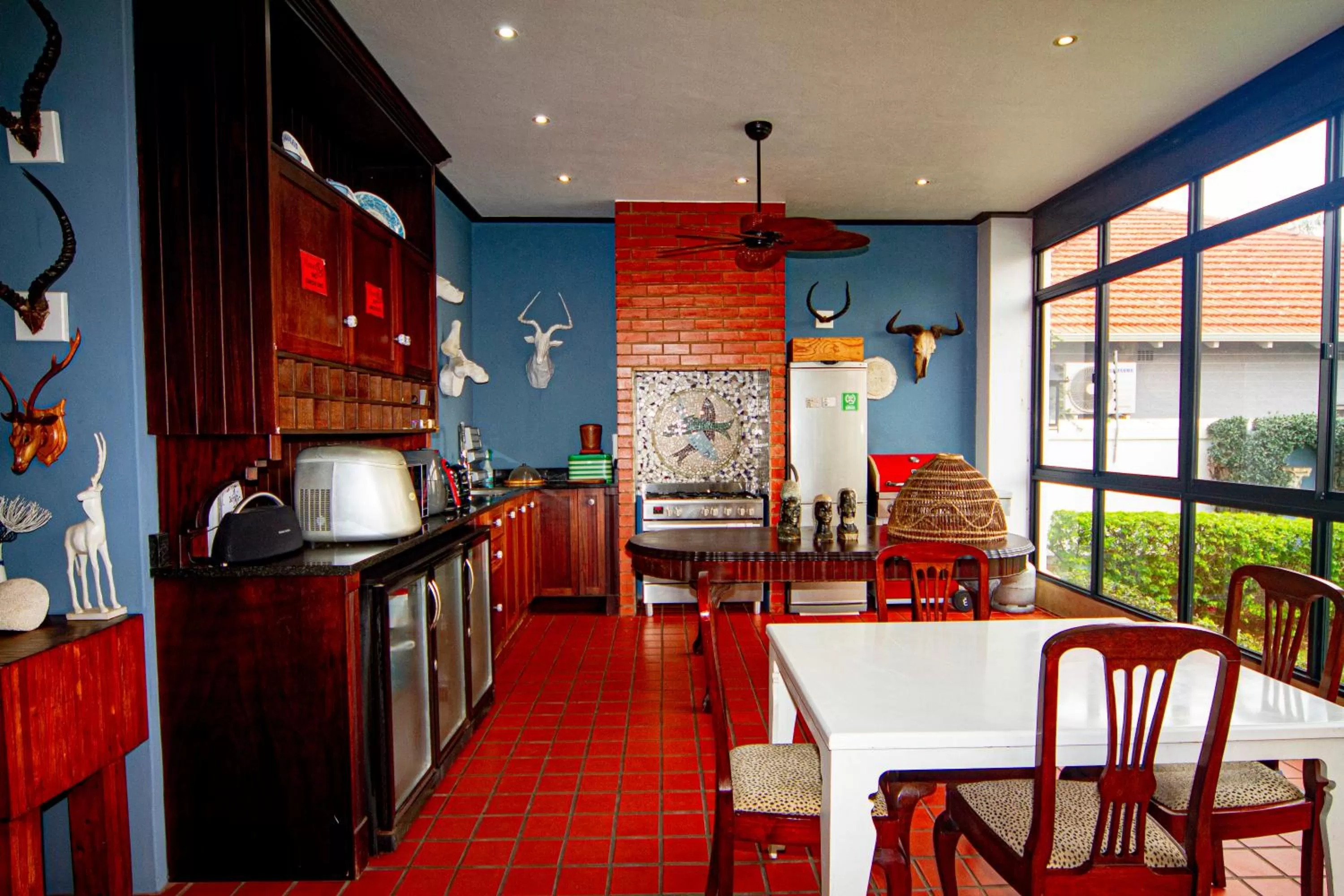 Kitchen or kitchenette in Holland House B&B