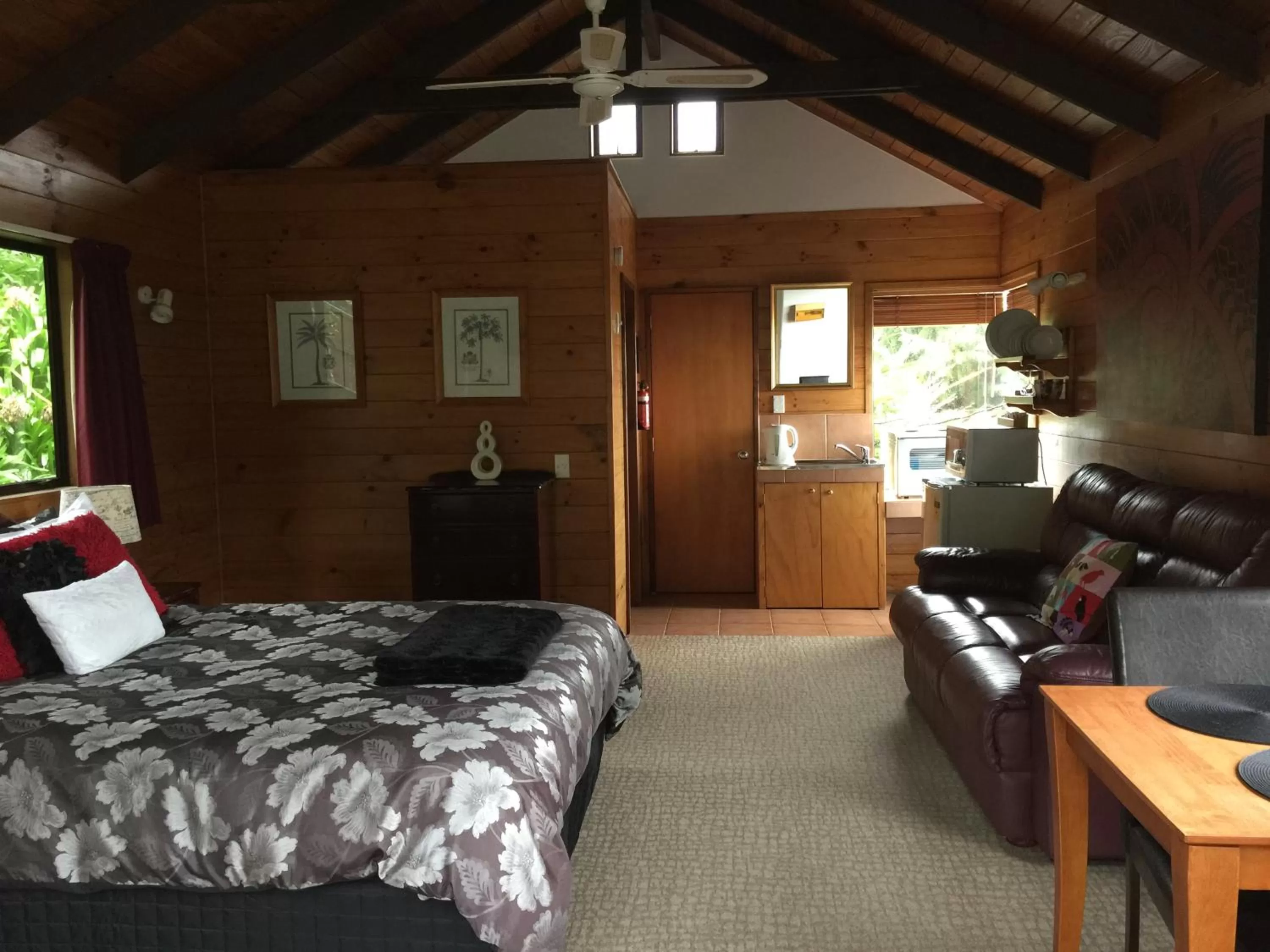 Photo of the whole room, Bed in Grafton Cottage & Chalets