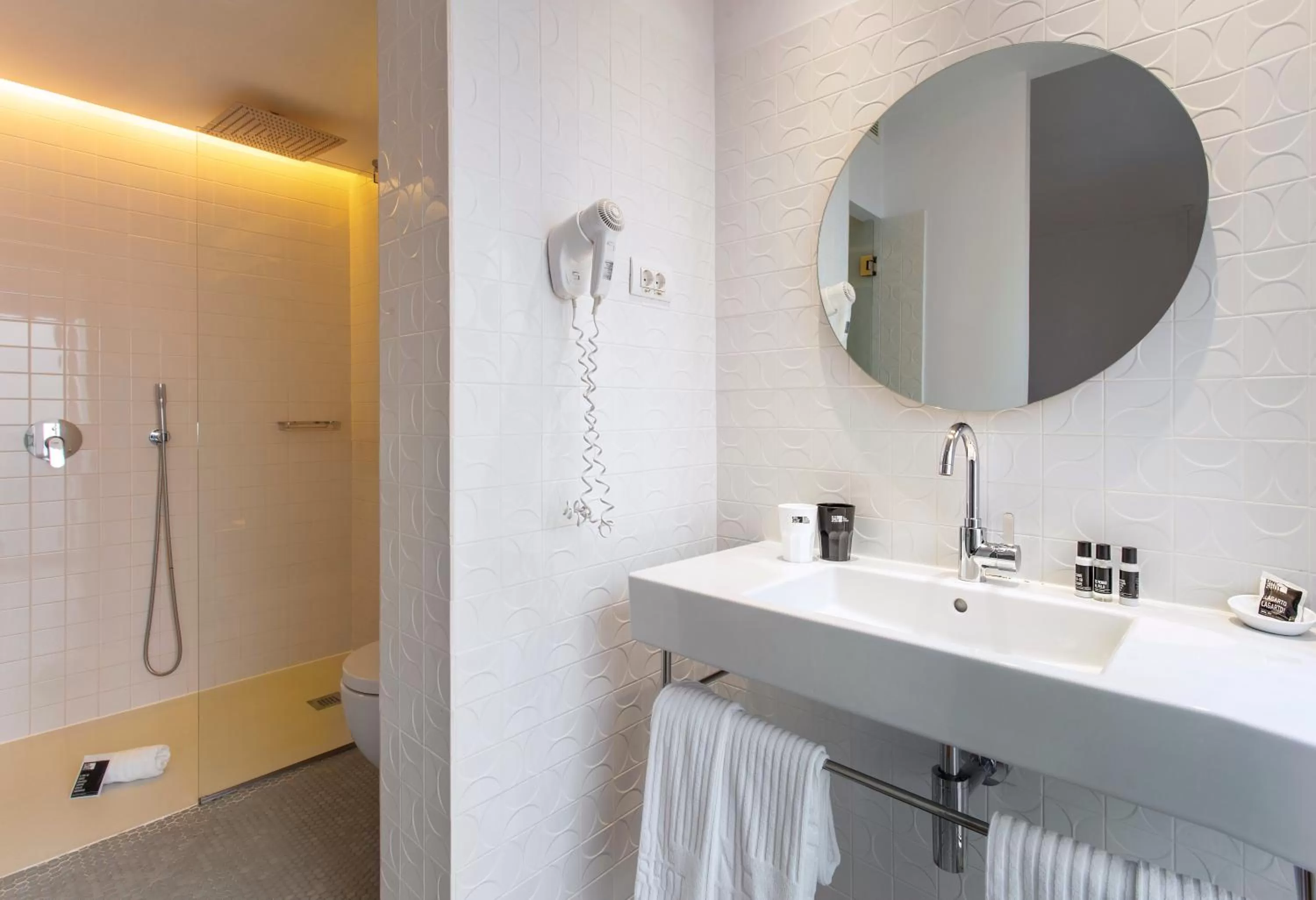 Shower in One Shot Prado