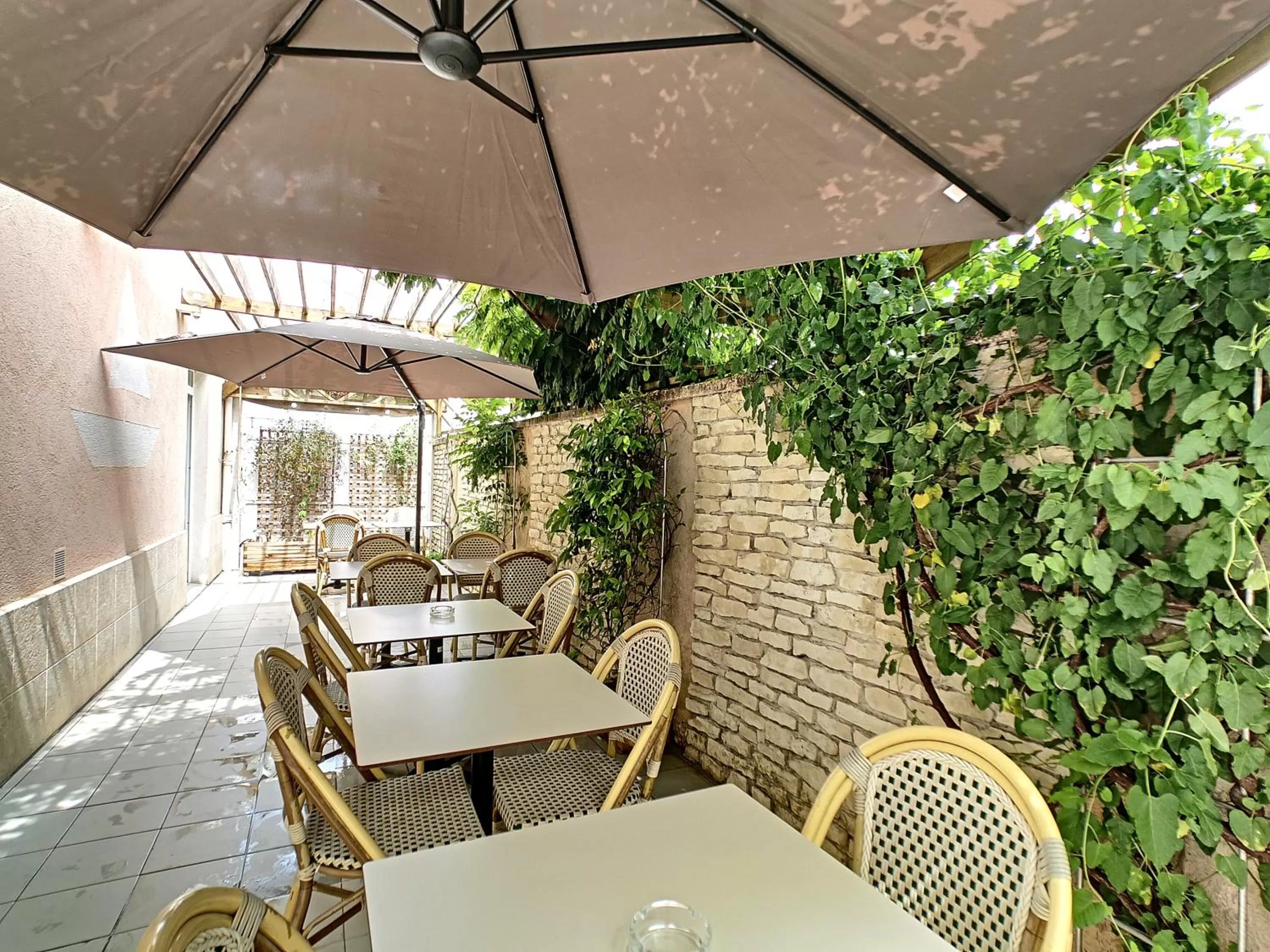 Patio in Logis Hôtel Rêve de Sable