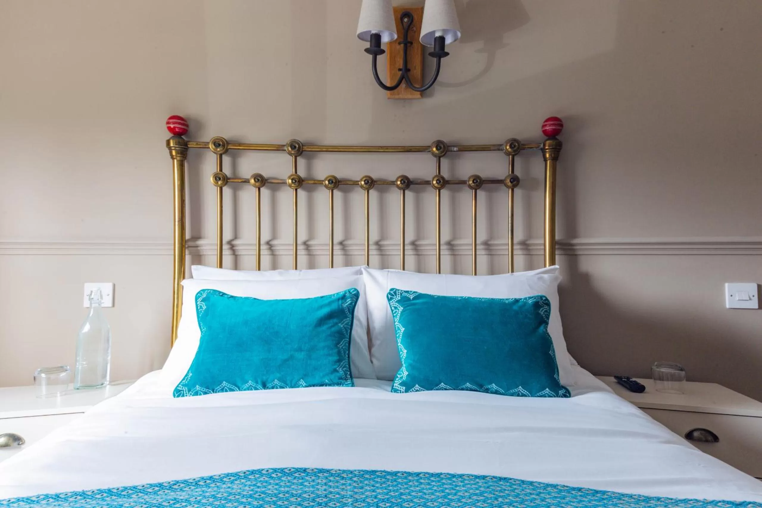 Bedroom, Bed in The Cricketers Inn