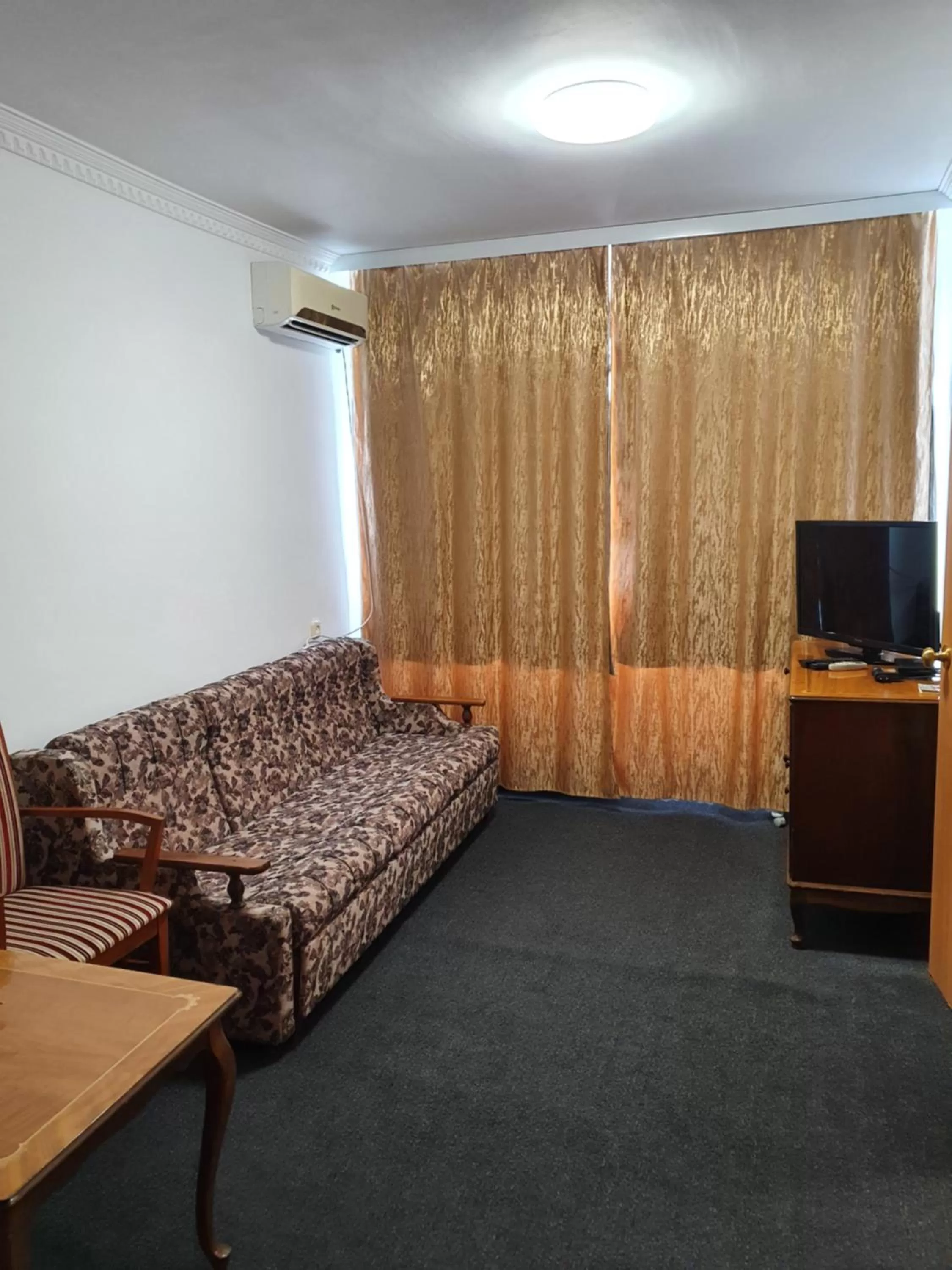 Living room, TV/Entertainment Center in Aktobe Hotel