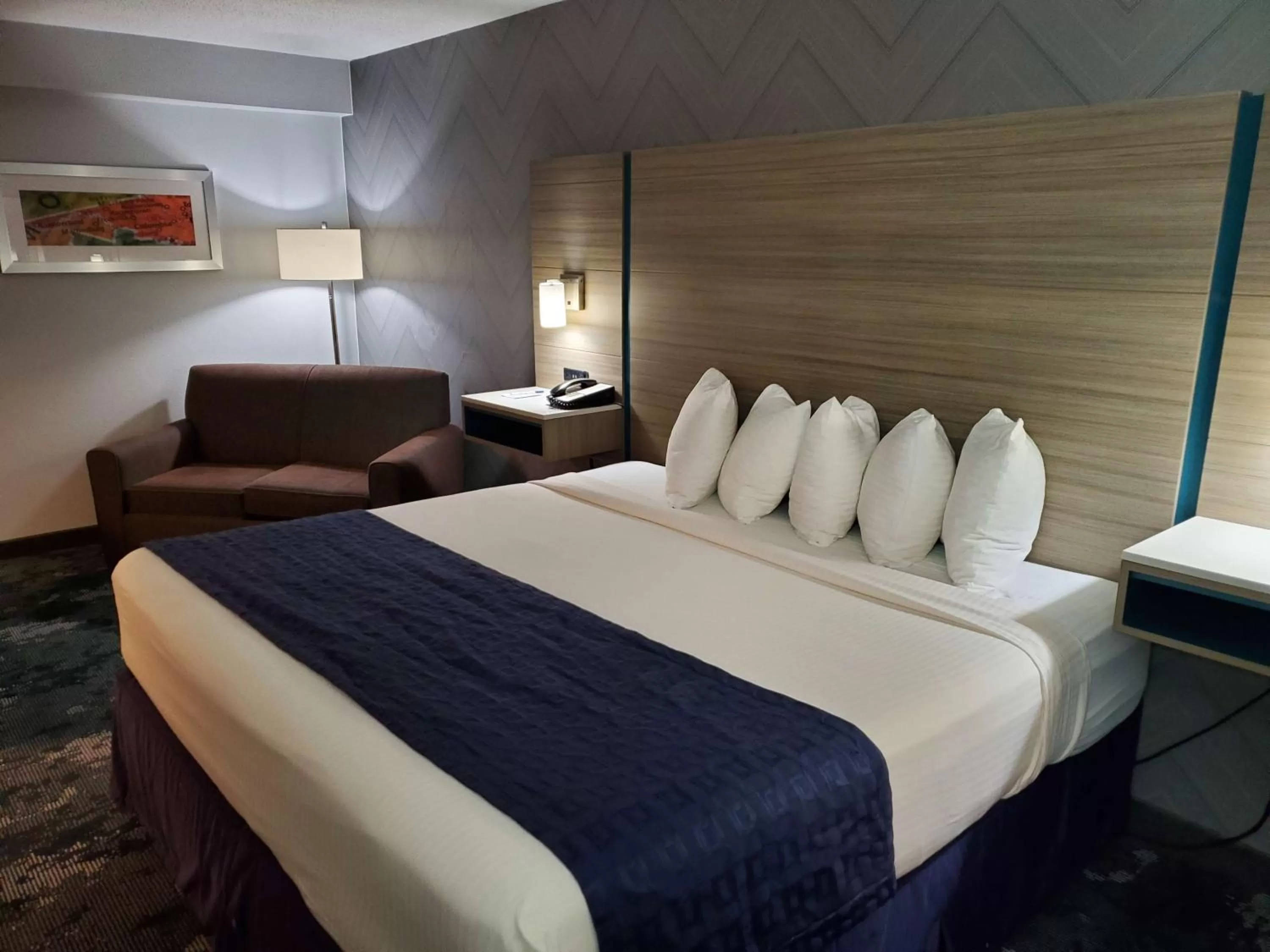 Photo of the whole room, Bed in Best Western Historic Frederick