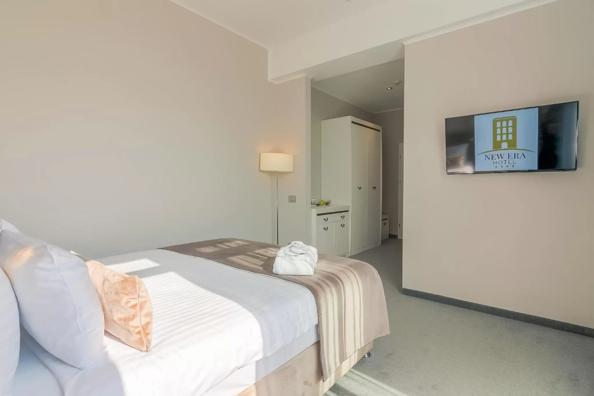 Bed in New Era Hotel Old Town Party Zone Bucharest- parking with fee nearby - NOT at the hotel !