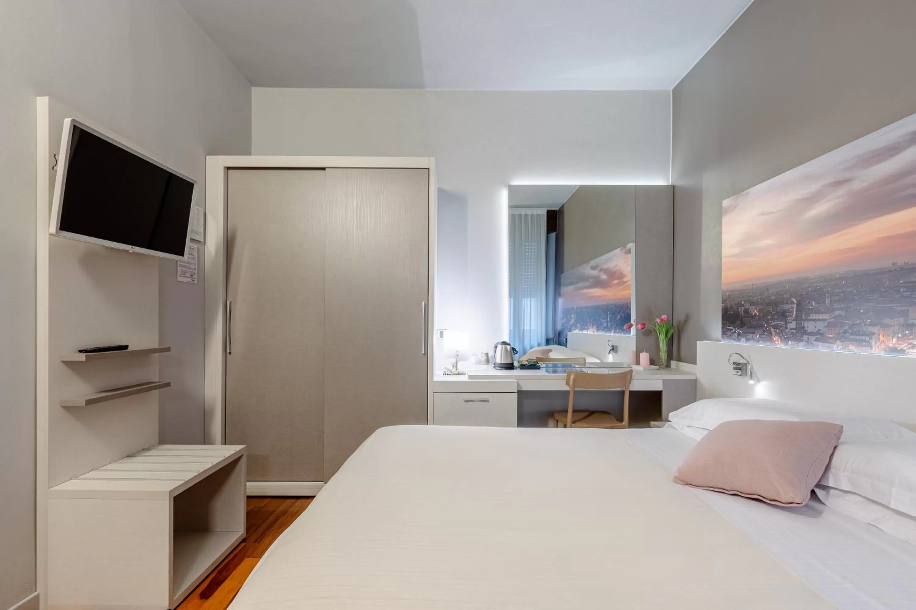 Photo of the whole room, Bed in Hotel Giulietta e Romeo ***S