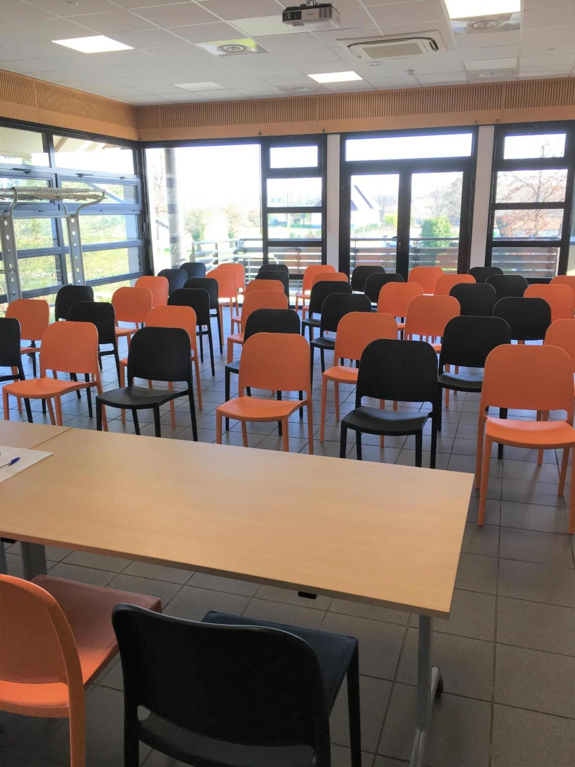 Meeting/conference room in ibis Styles Vierzon