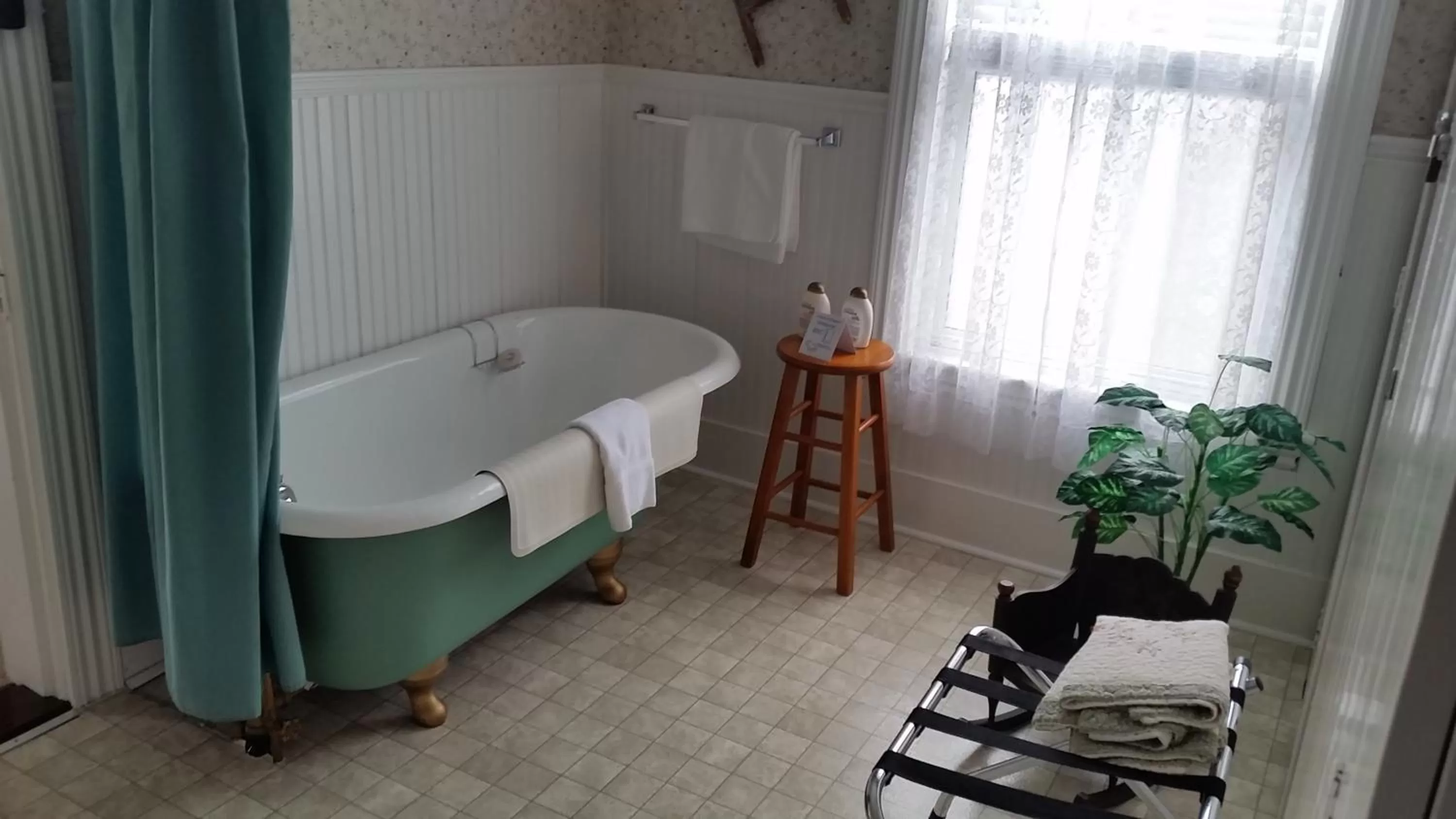 Bathroom, Bed in Bayside Inn