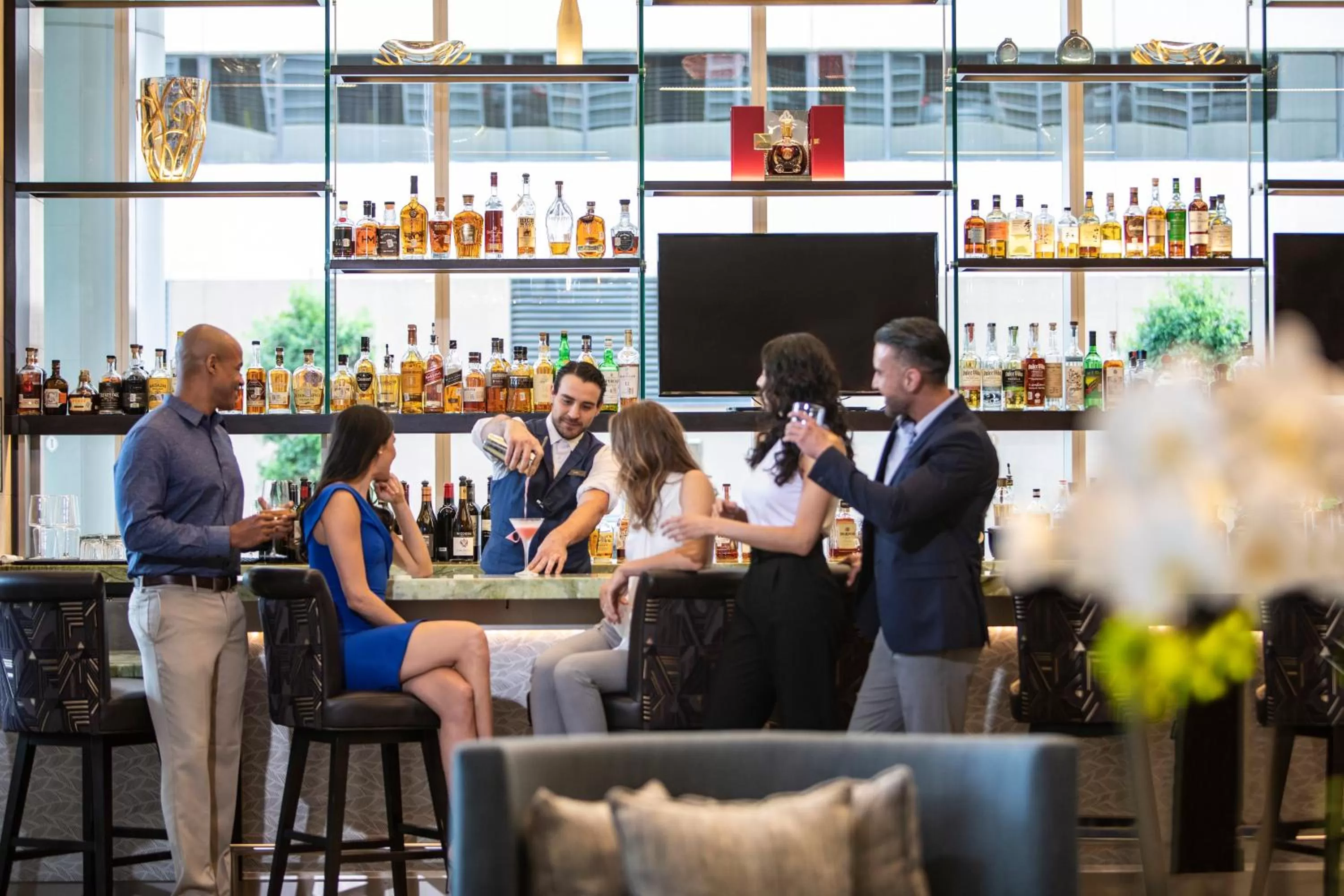 Lounge or bar in InterContinental Houston by IHG