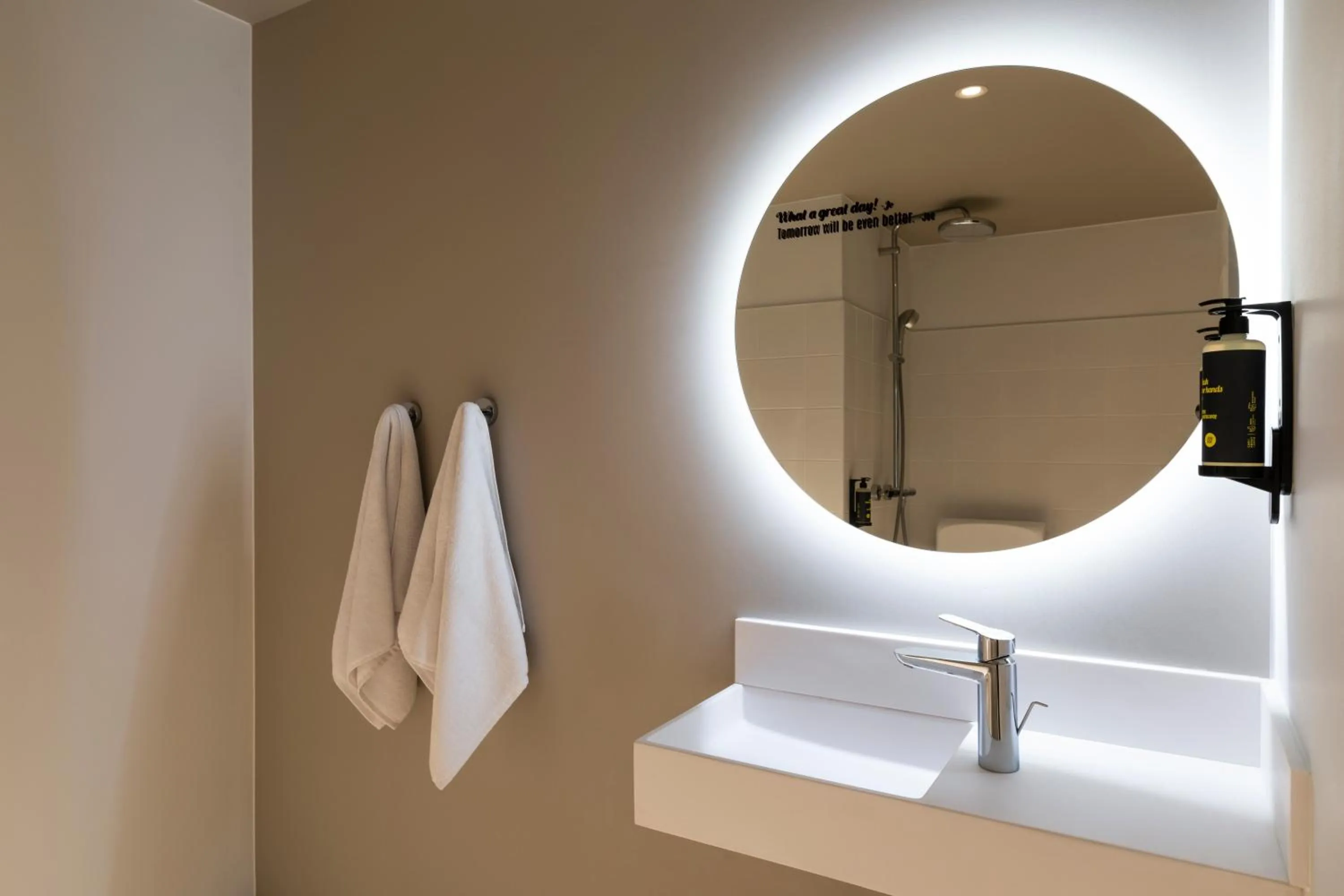 Bathroom in JO&JOE Paris - Nation