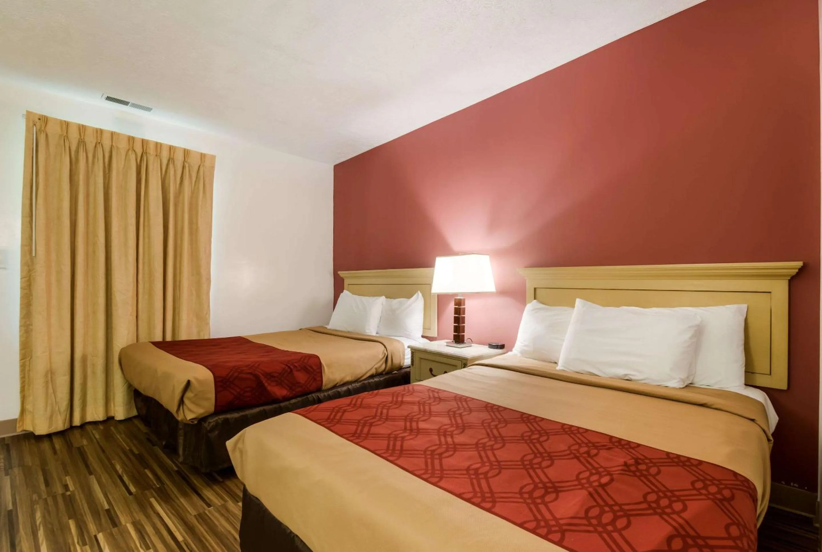 Photo of the whole room, Bed in Econo Lodge Inn & Suites Lake Harmony - Pocono Mountains Area