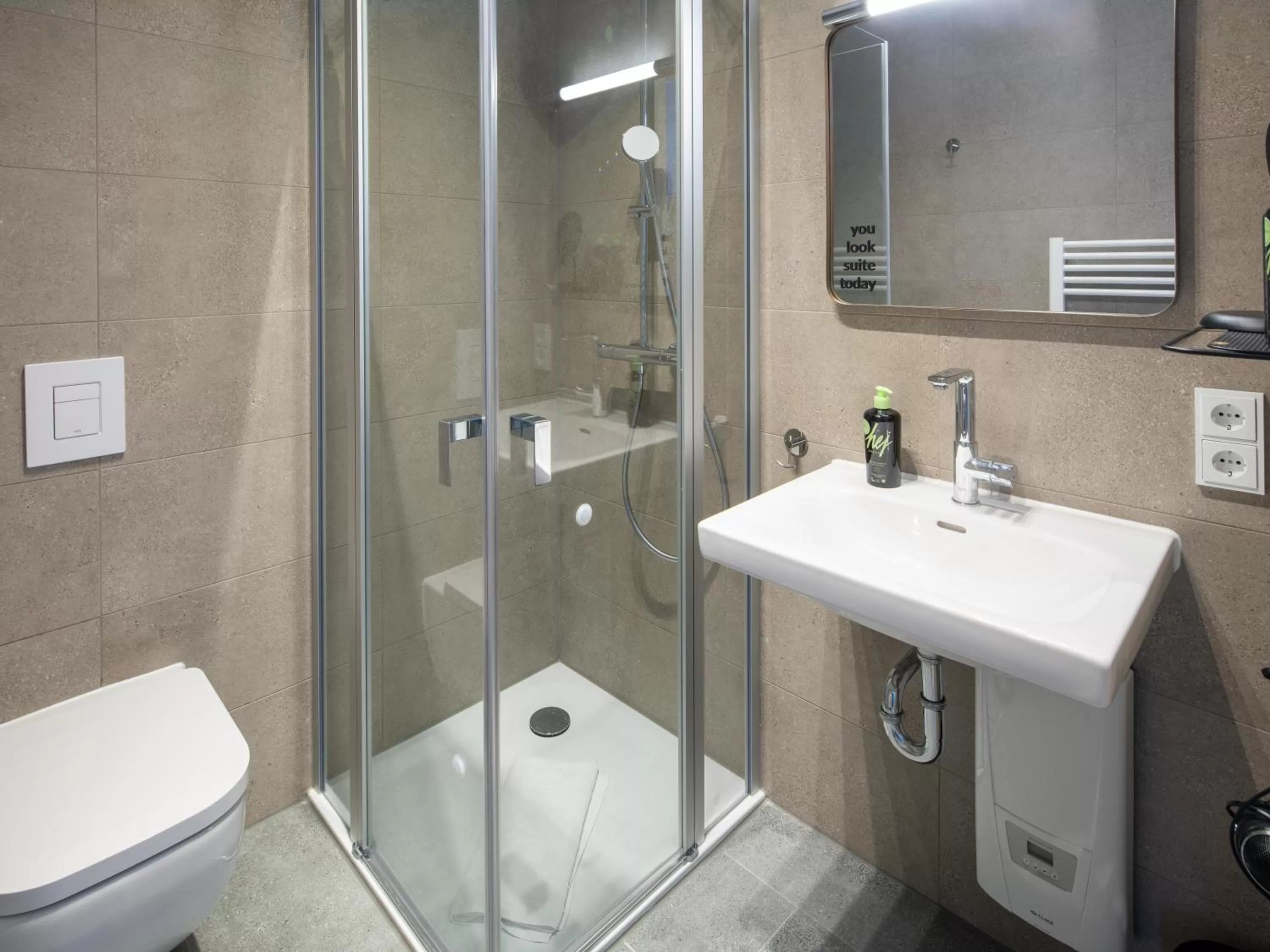 Bathroom in Limehome Frankfurt Gutleutstraße - Digital Access