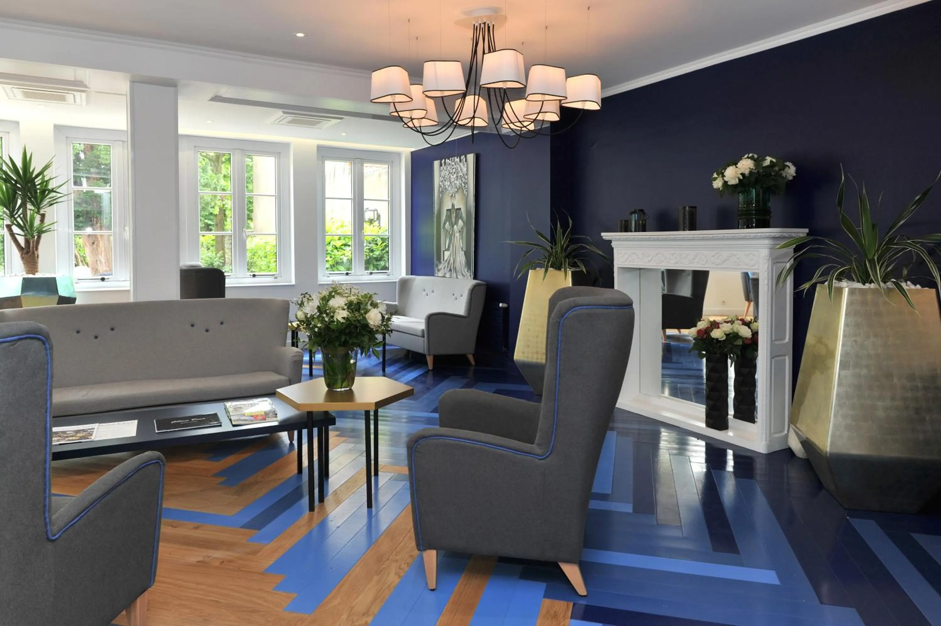 Lobby or reception in Mercure Paris Saint Cloud Hippodrome