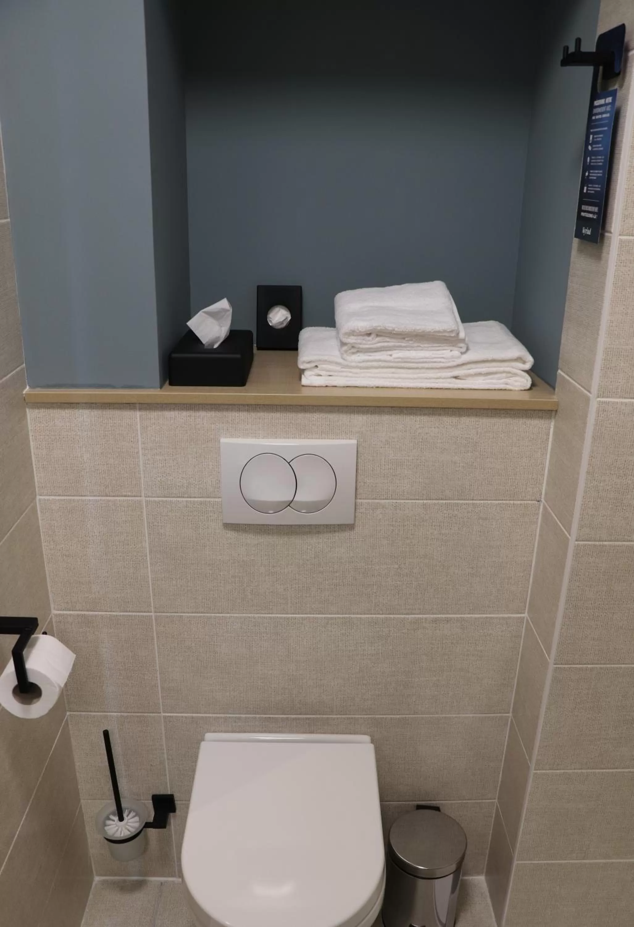 Toilet in Kyriad Bordeaux Nord Sainte Eulalie