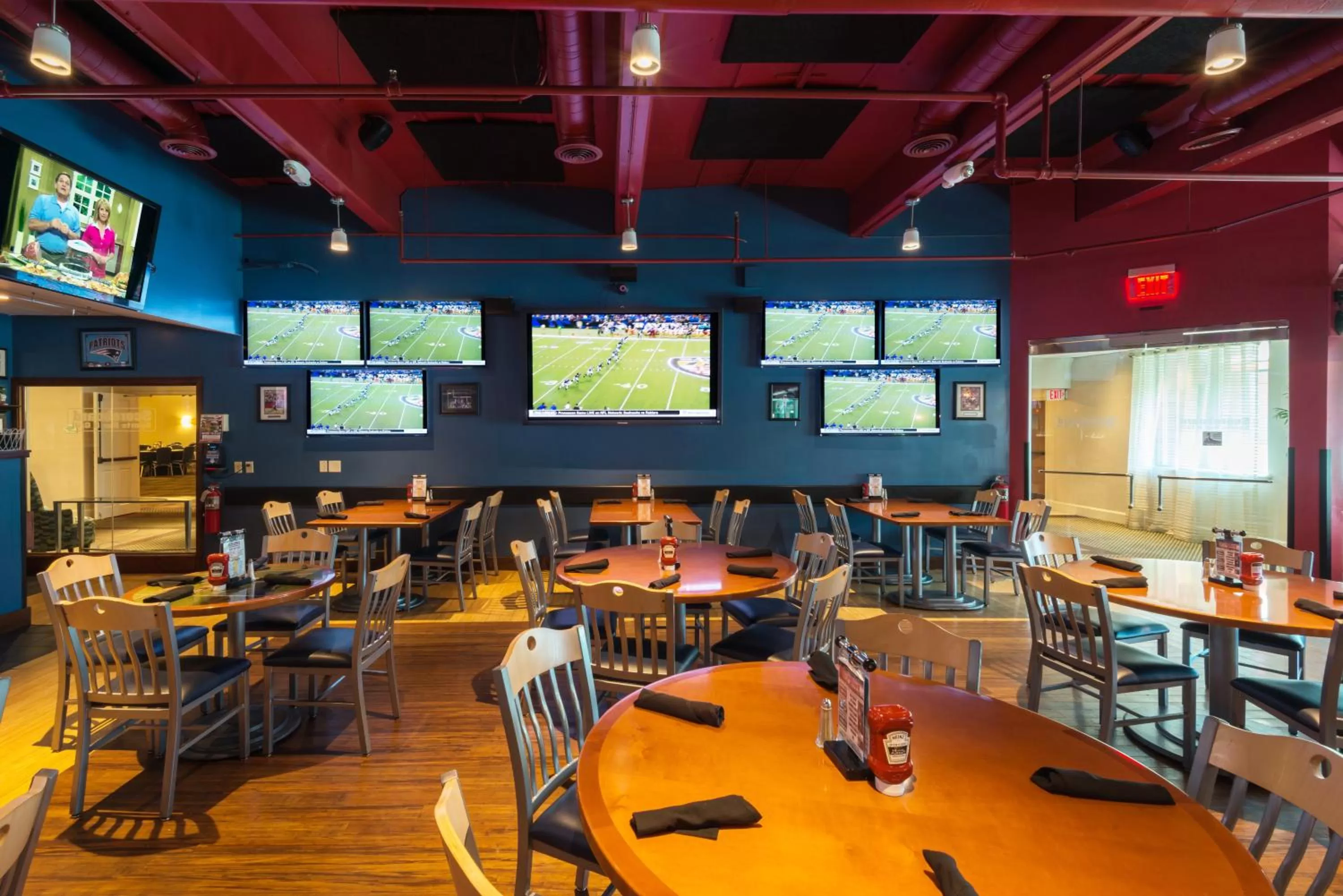 Lounge or bar in Crowne Plaza Boston - Woburn by IHG