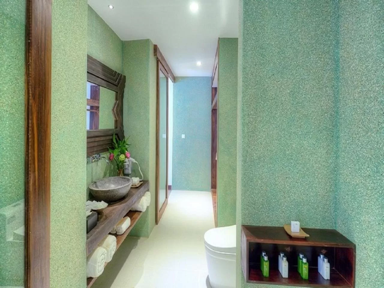 Bathroom, Bed in Golden Temple Retreat