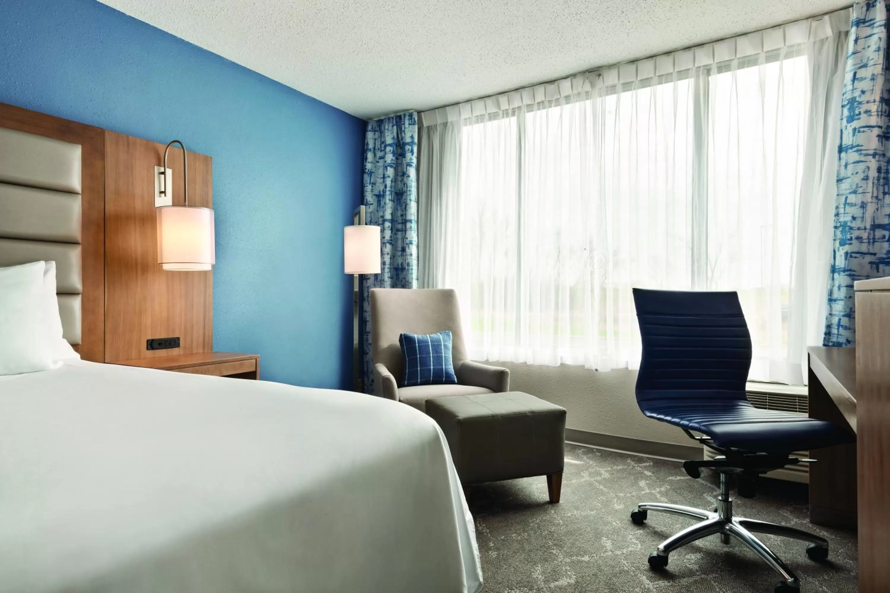 Photo of the whole room, Bed in Radisson Hotel and Conference Center Fond du Lac