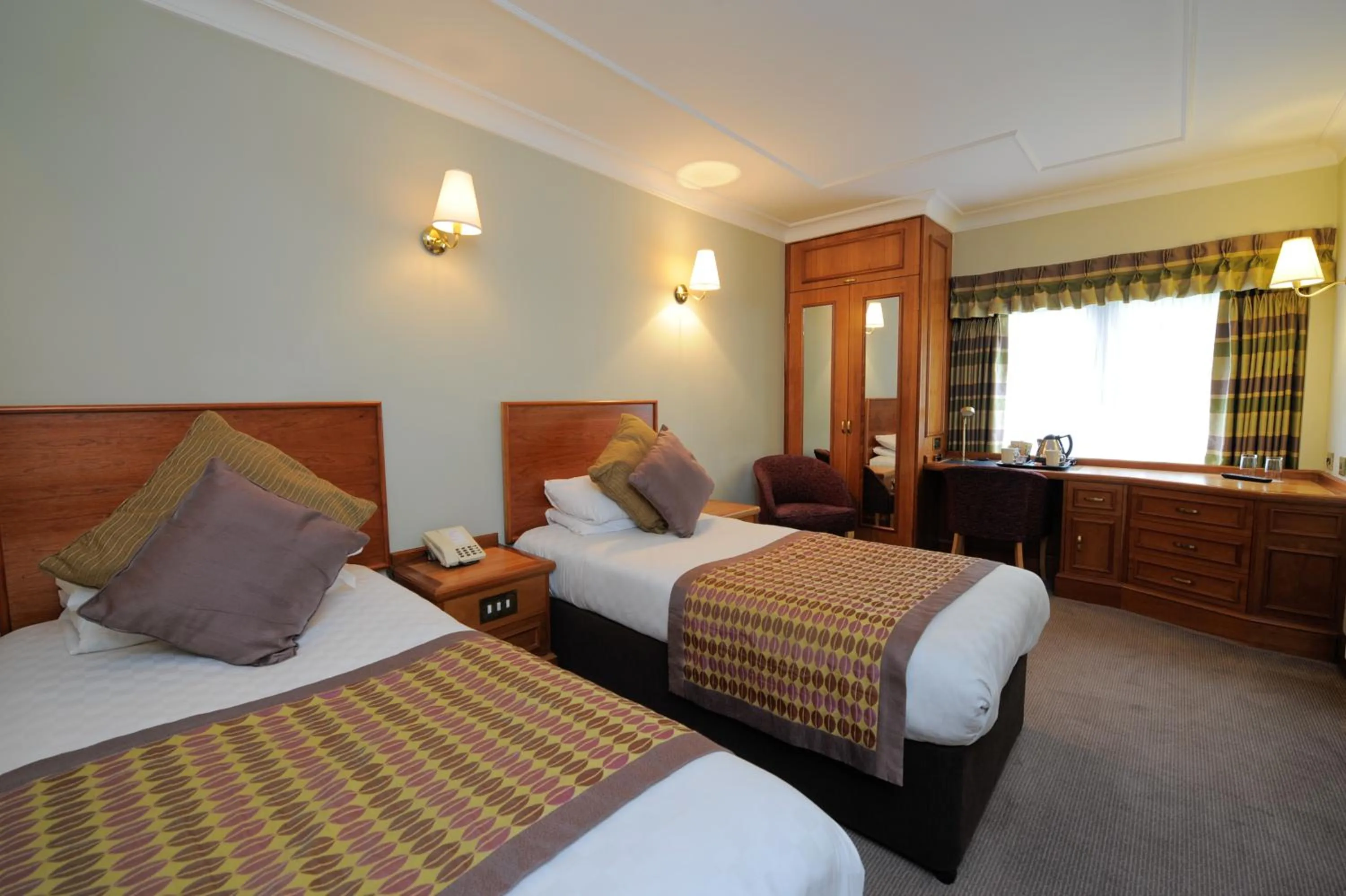Bed in Best Western Plus Pinewood Manchester Airport-Wilmslow Hotel