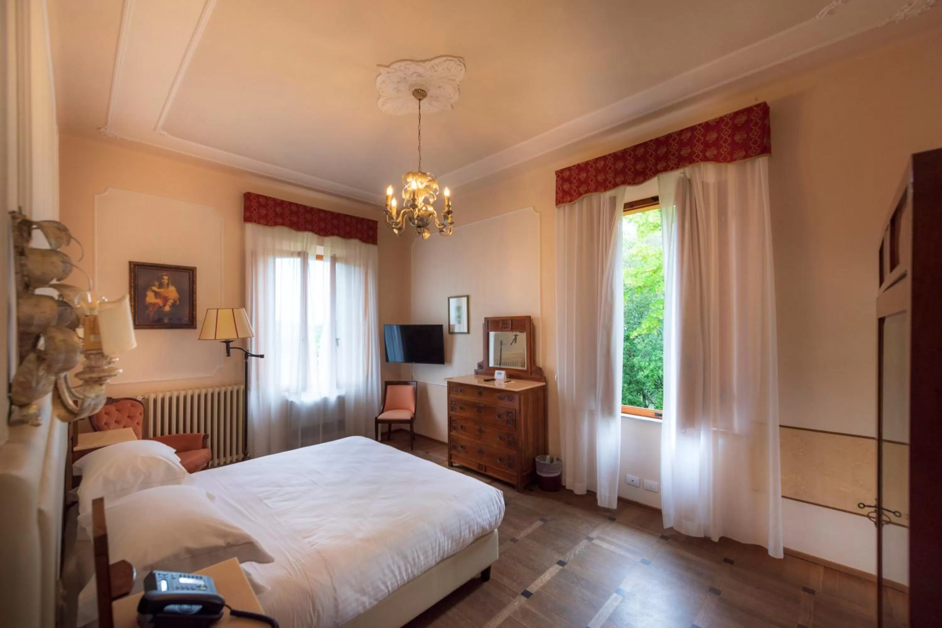Bed in Villa Scacciapensieri Boutique Hotel