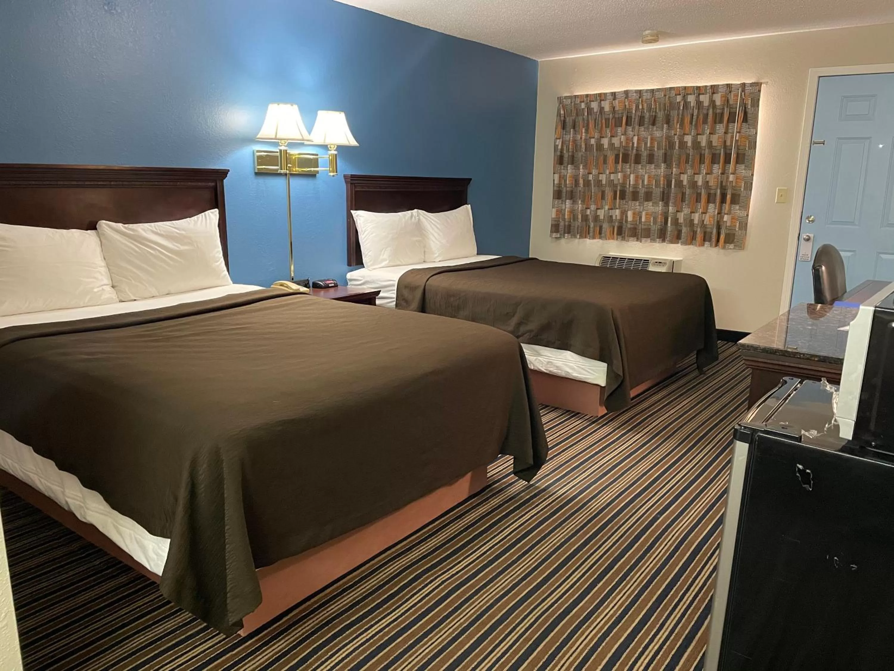 Bed in Budget Inn Motel