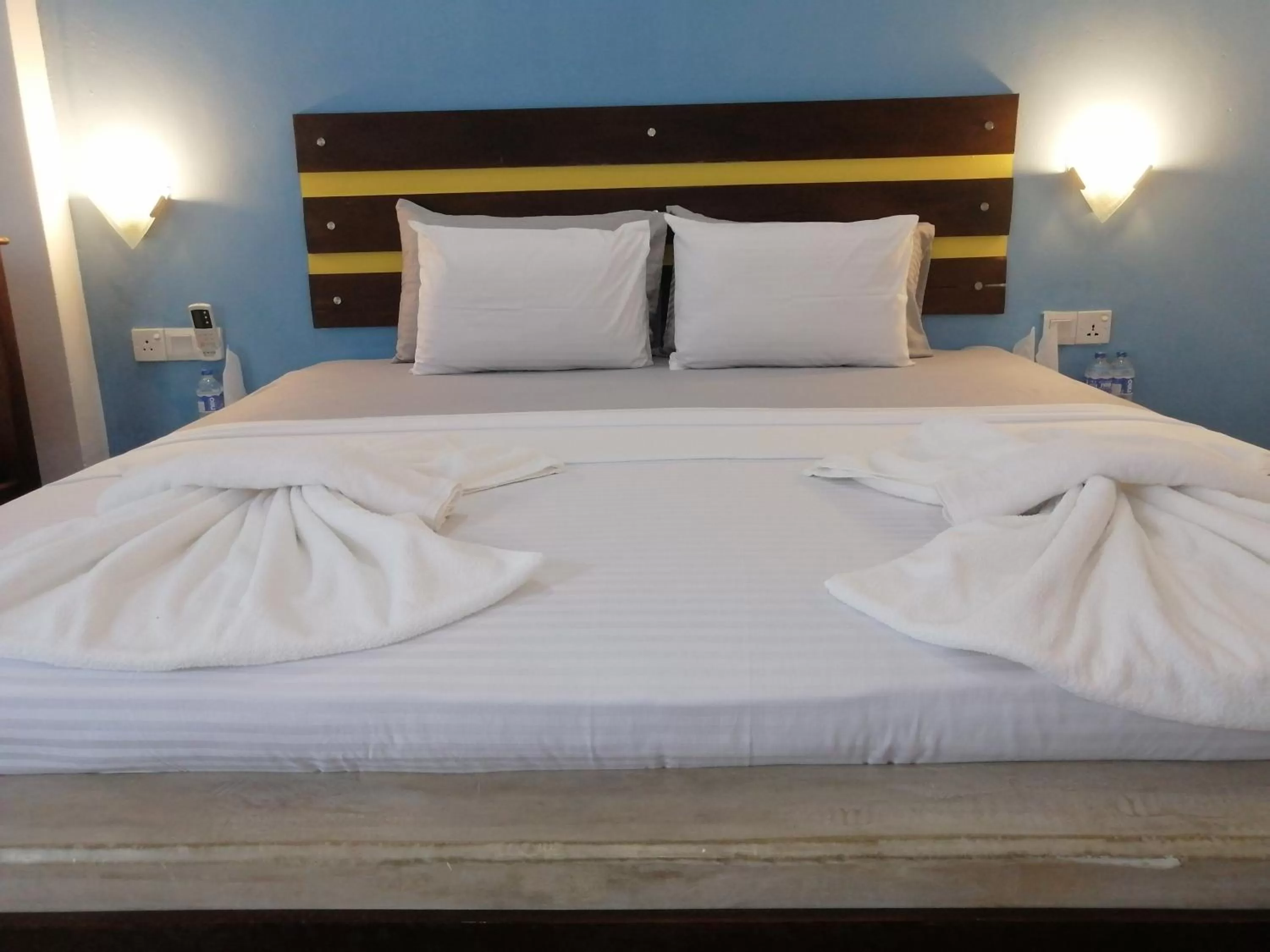 Bed in Le Petit Hotel & Restaurant