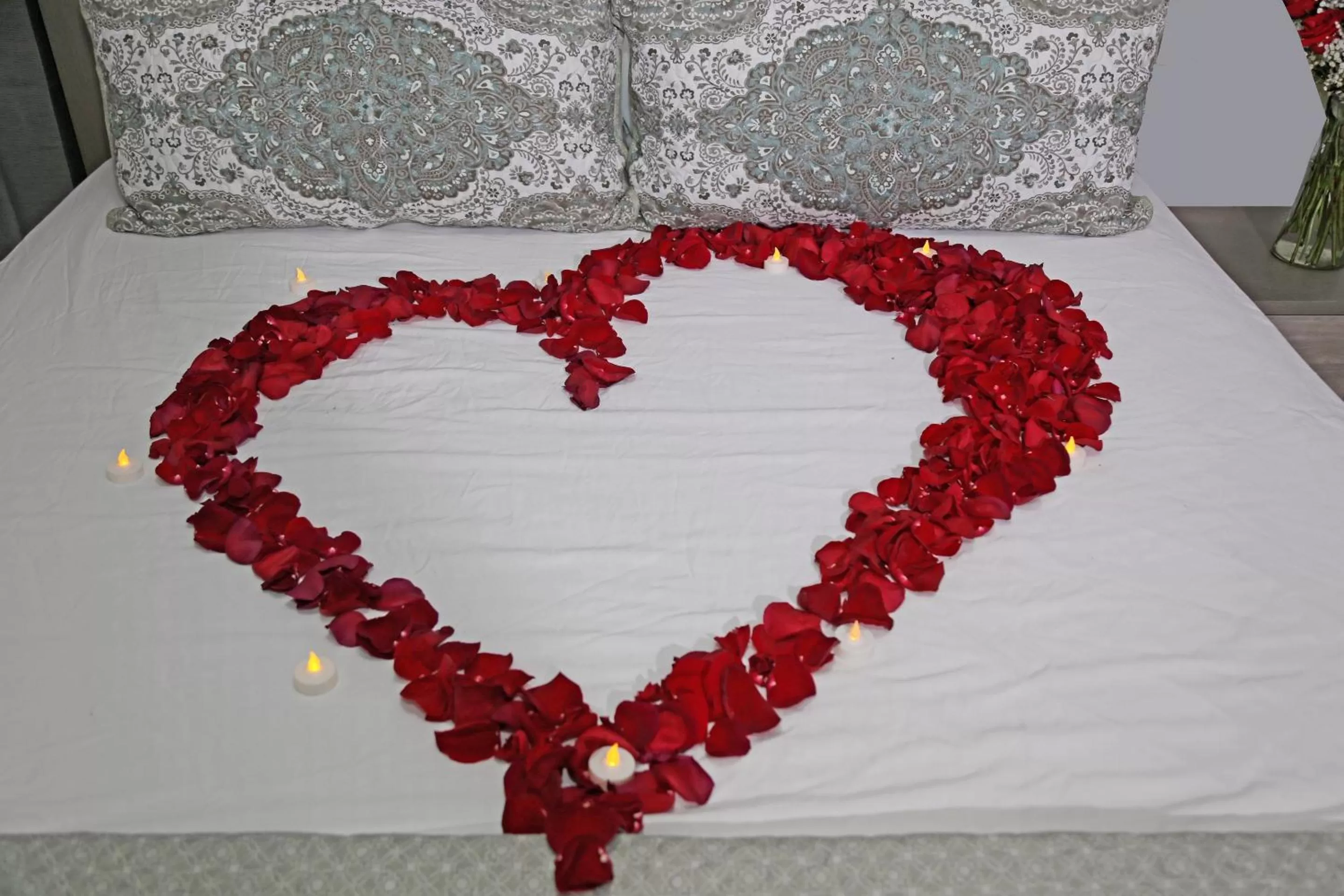 Bed in Itza-Bella Suites