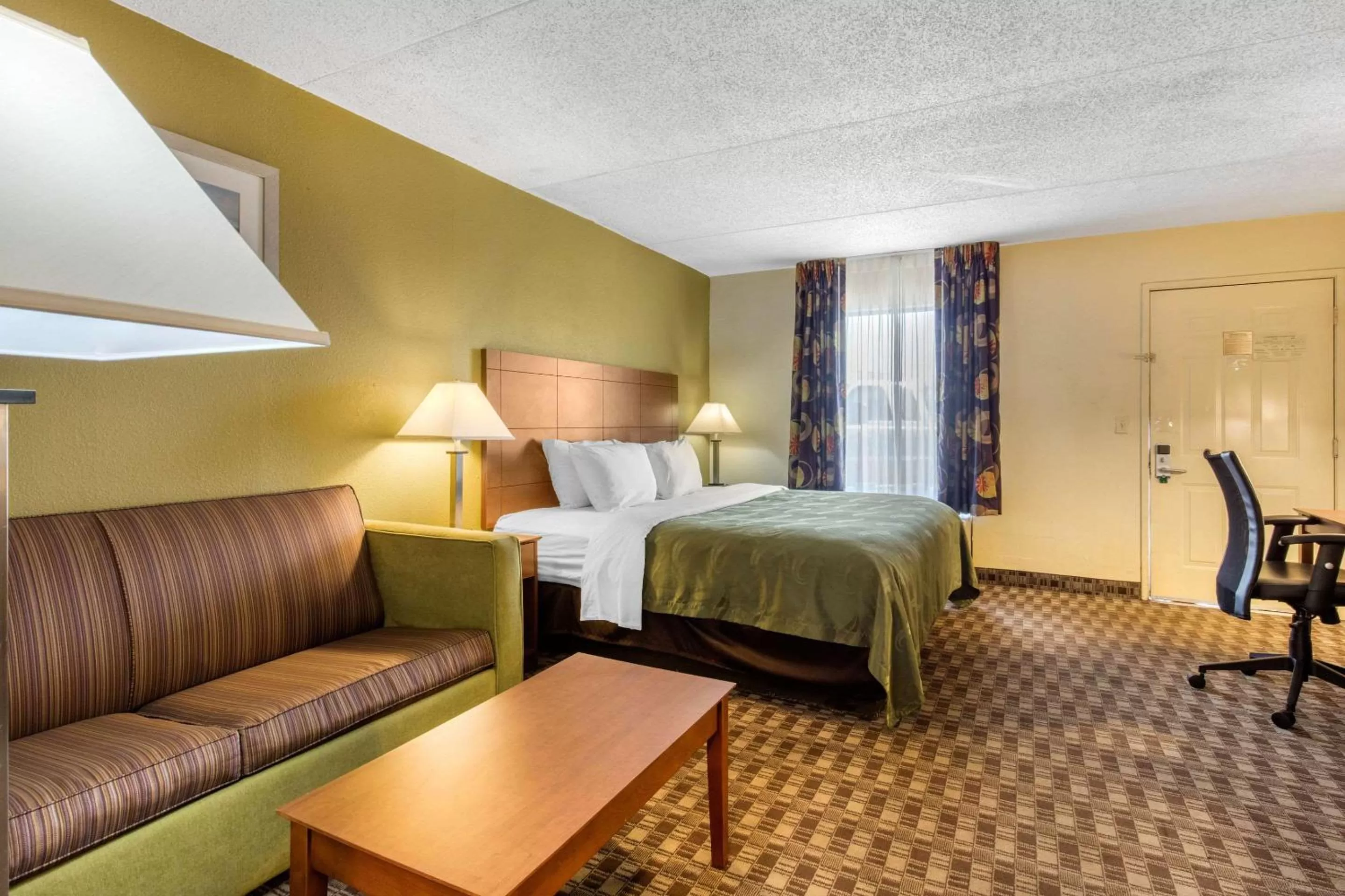 Bedroom, Bed in Quality Inn Lebanon