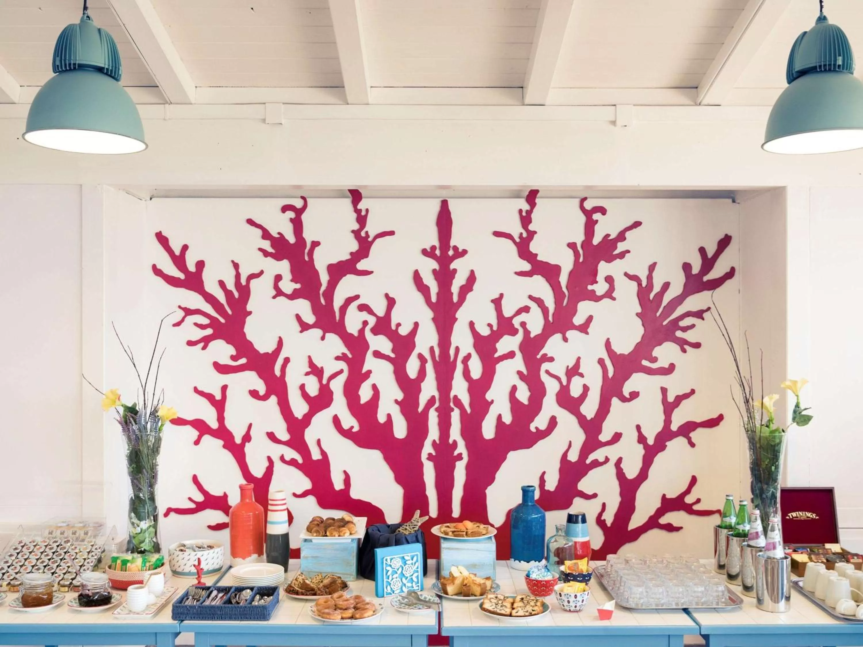 Restaurant/places to eat in Sunbay Park Hotel