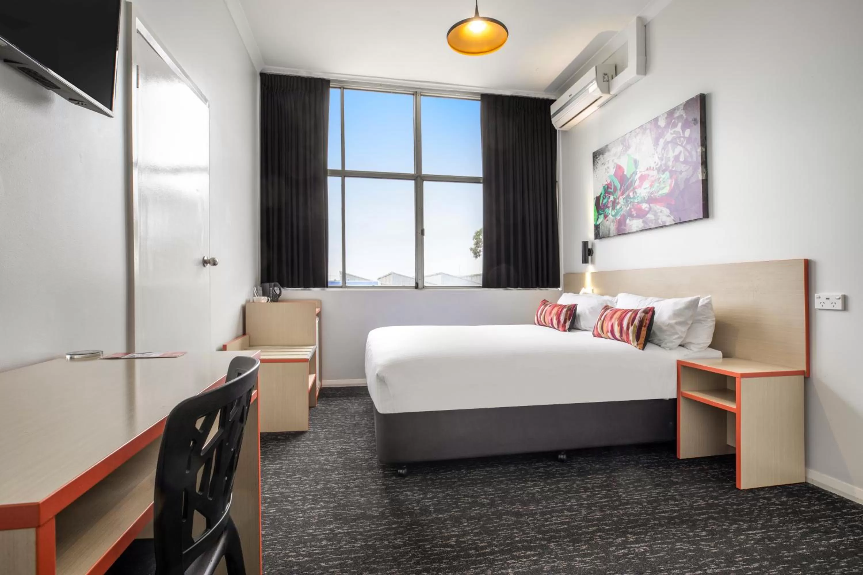 Photo of the whole room, Bed in Nightcap at Ashley Hotel