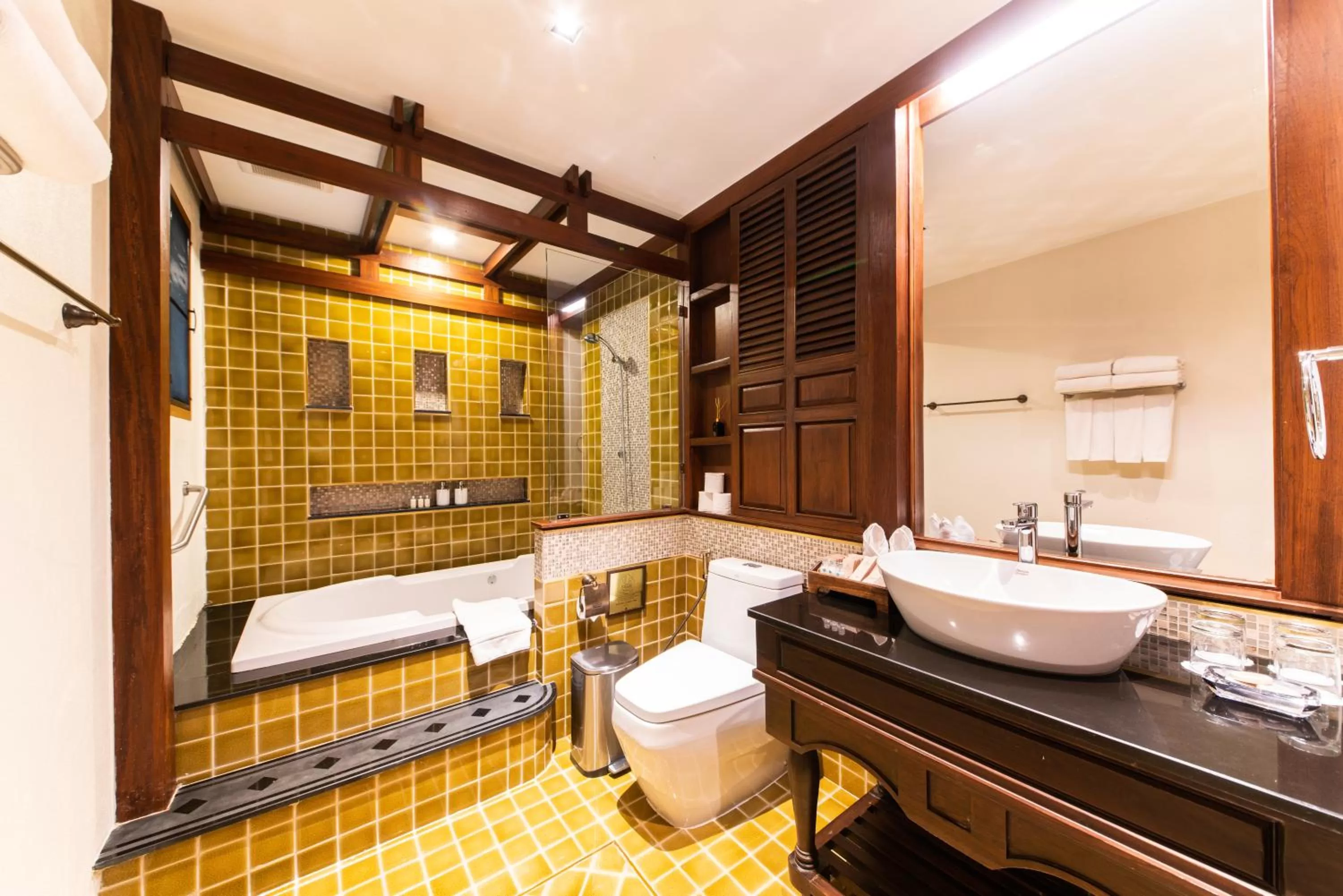 Shower in Phra Singh Village