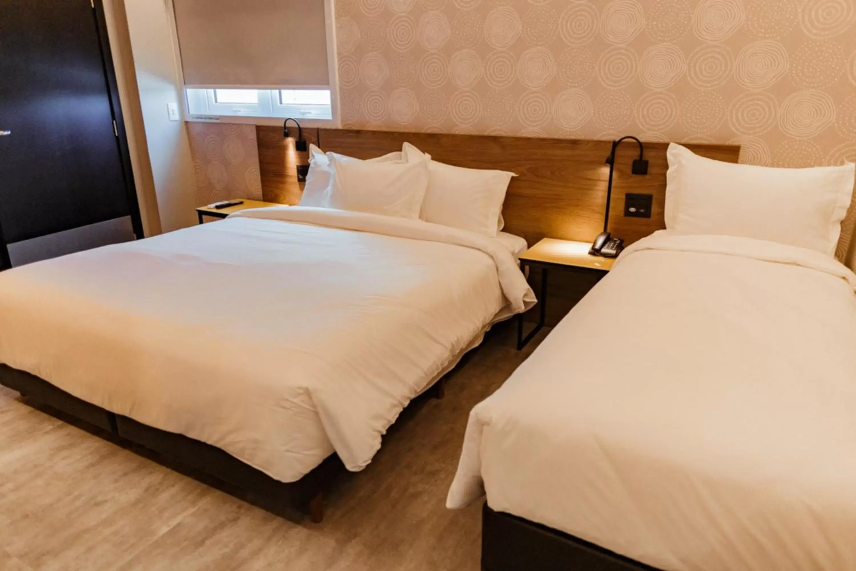 Standard PwD Disability Access Triple - 1 King Bed and 1 Single Bed in Tru By Hilton Criciúma Standard PwD Disability Access Triple - 1 King Bed and 1 Single Bed in Tru By Hilton Criciúma