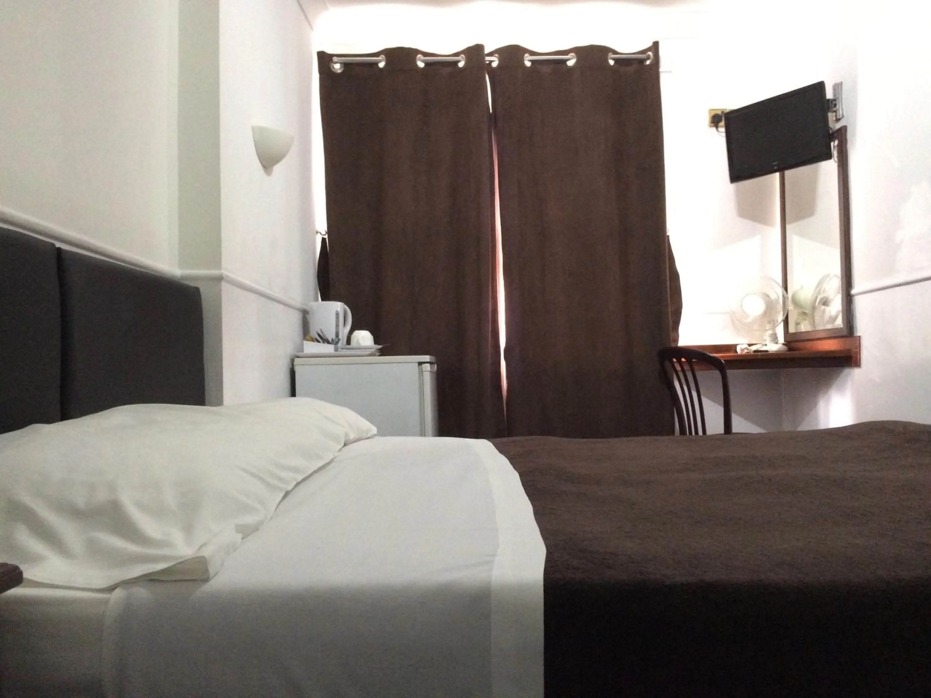 Photo of the whole room in London Continental Hotel