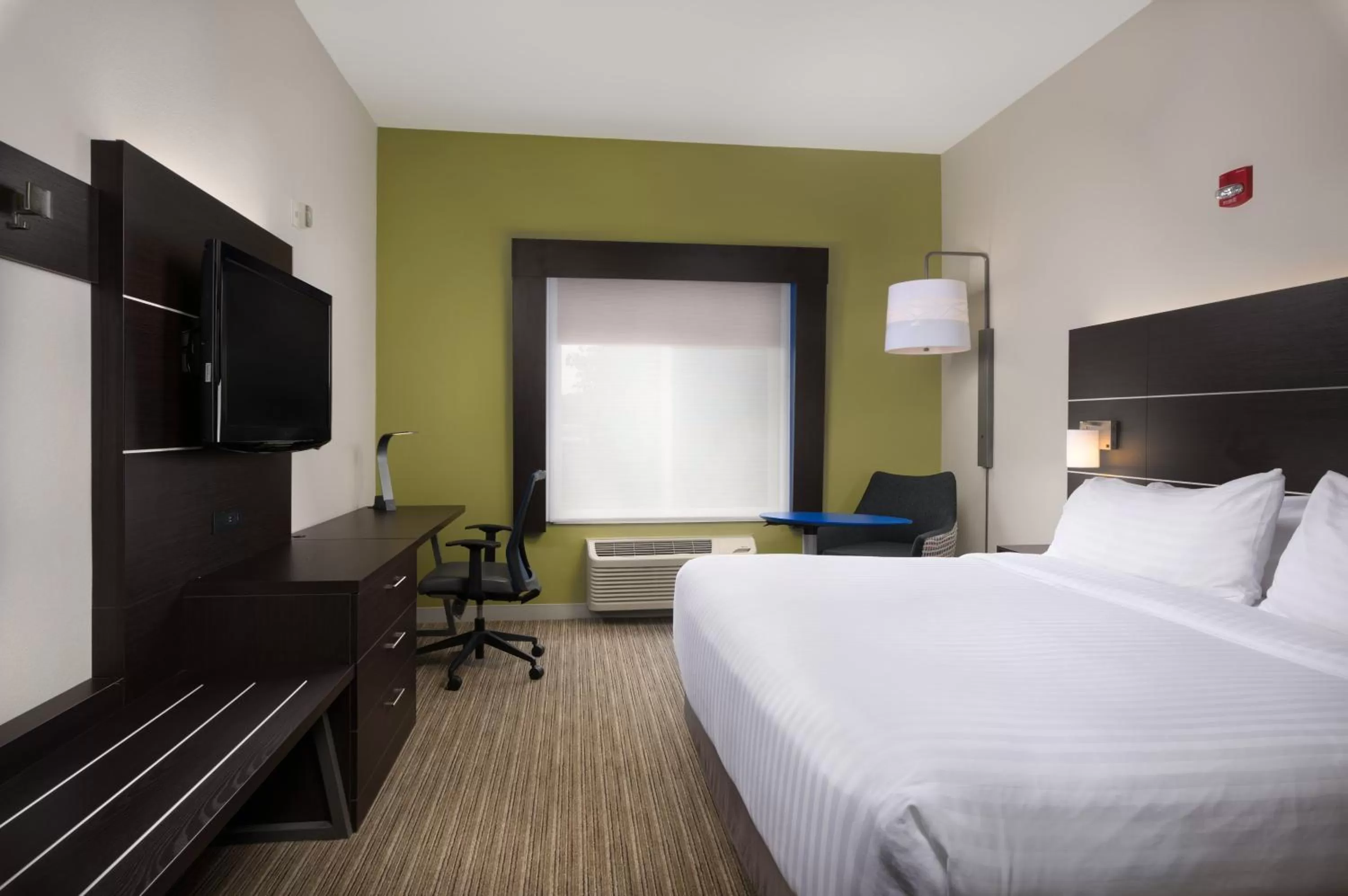 Photo of the whole room, Bed in Holiday Inn Express Independence - Kansas City by IHG