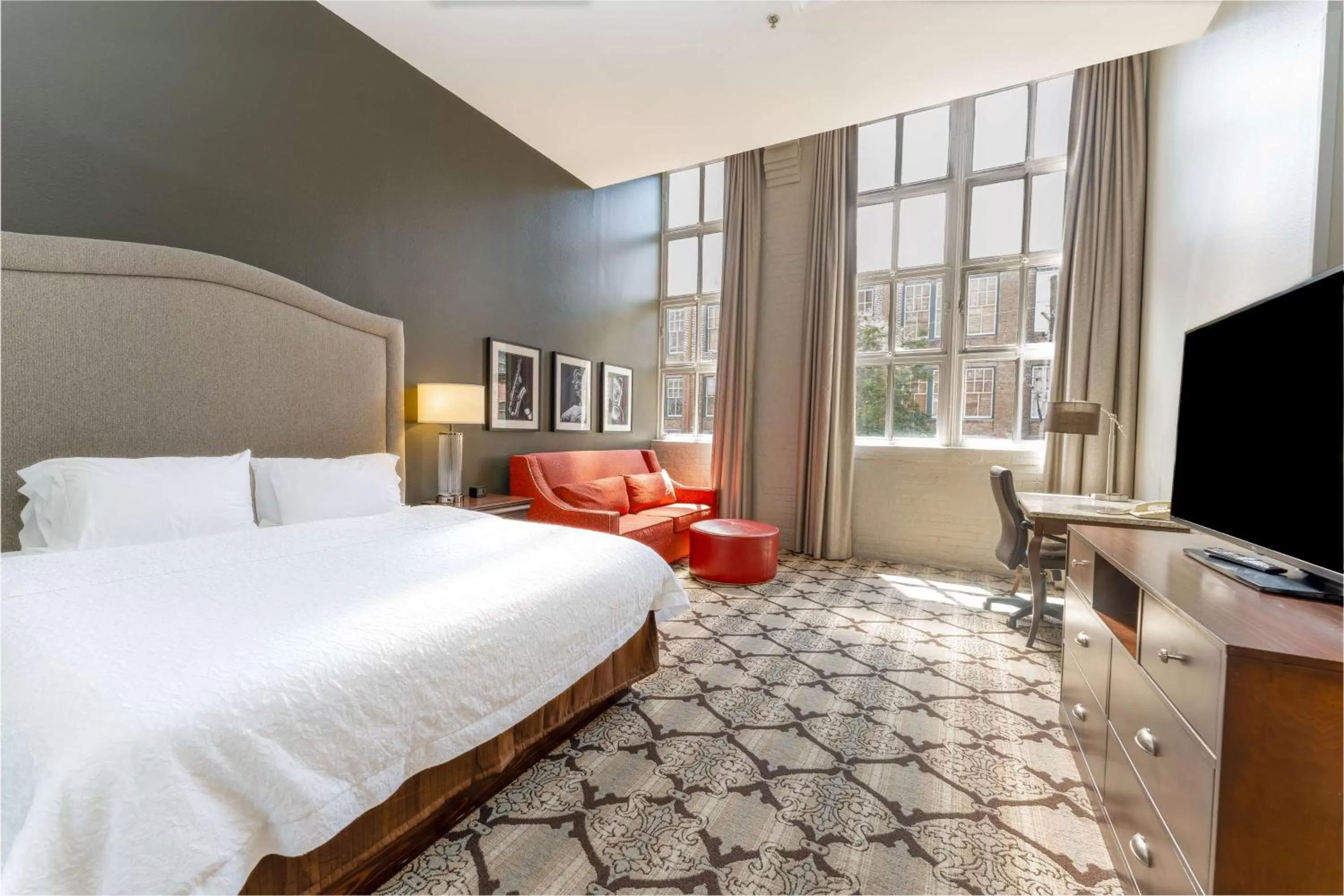 Living room, Bed in Hampton Inn and Suites New Orleans Convention Center