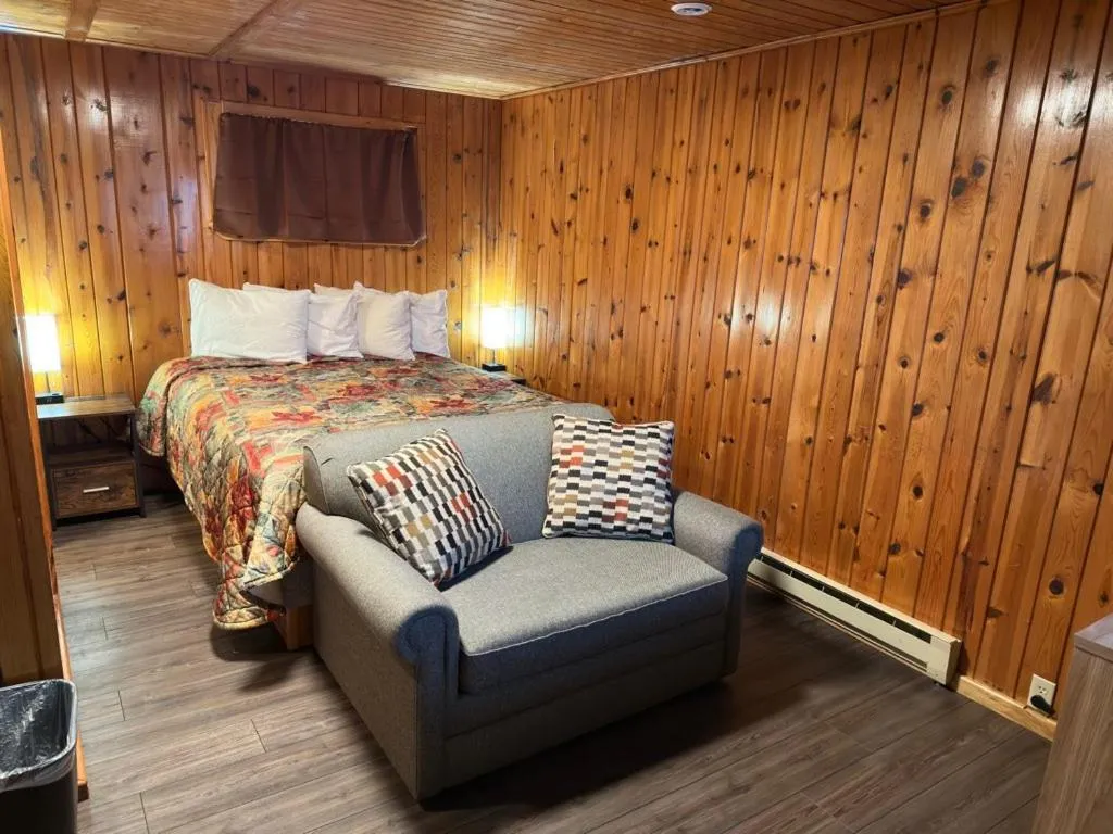 Bed in Sunset Motel at Armand's Gardens