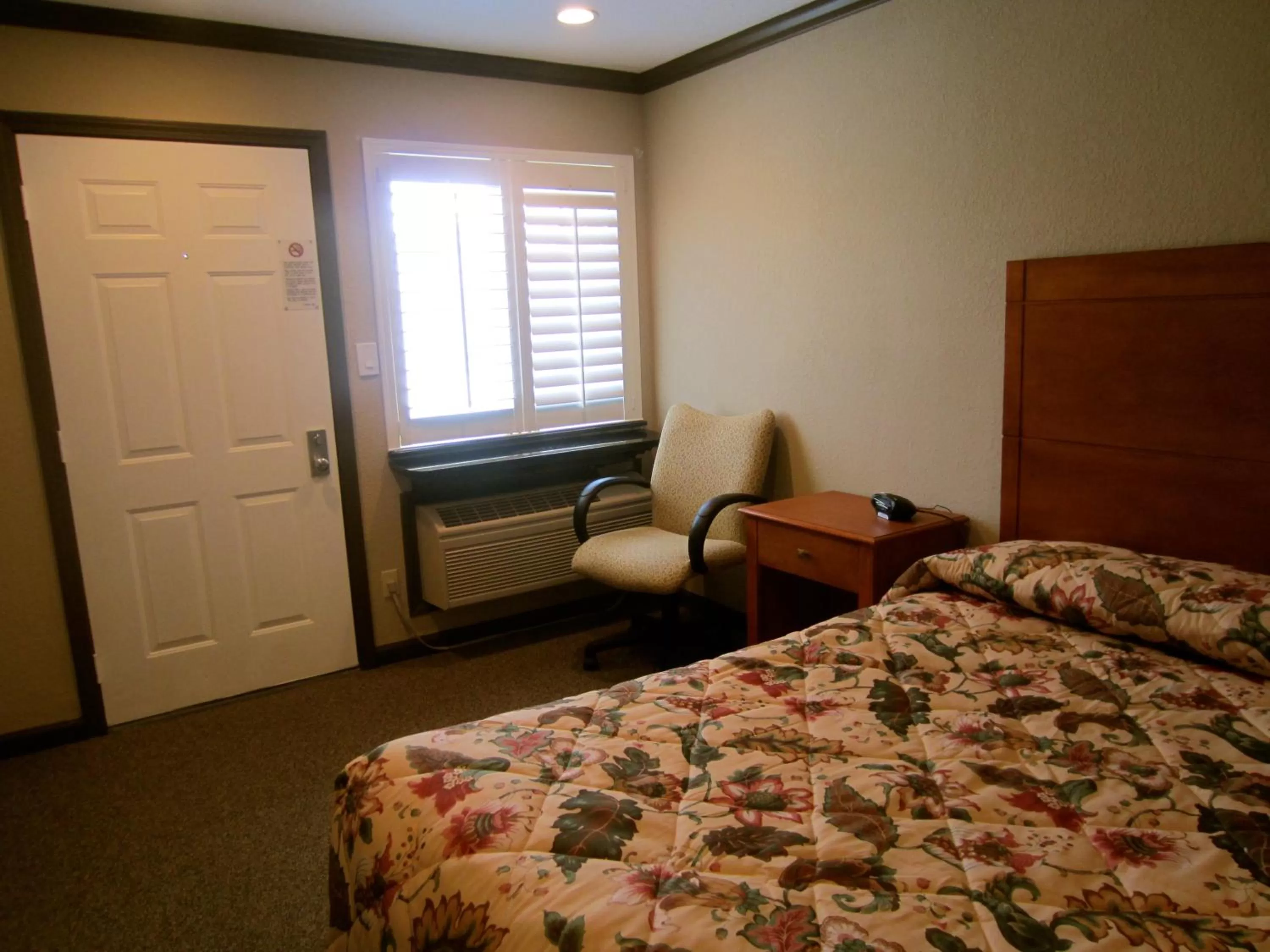 Day, Bed in Deluxe Inn Redwood City