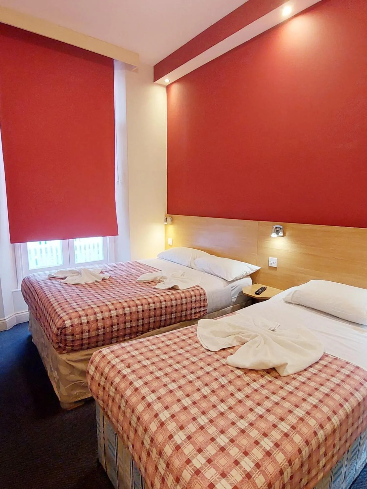 Photo of the whole room, Bed in Carlton Hotel