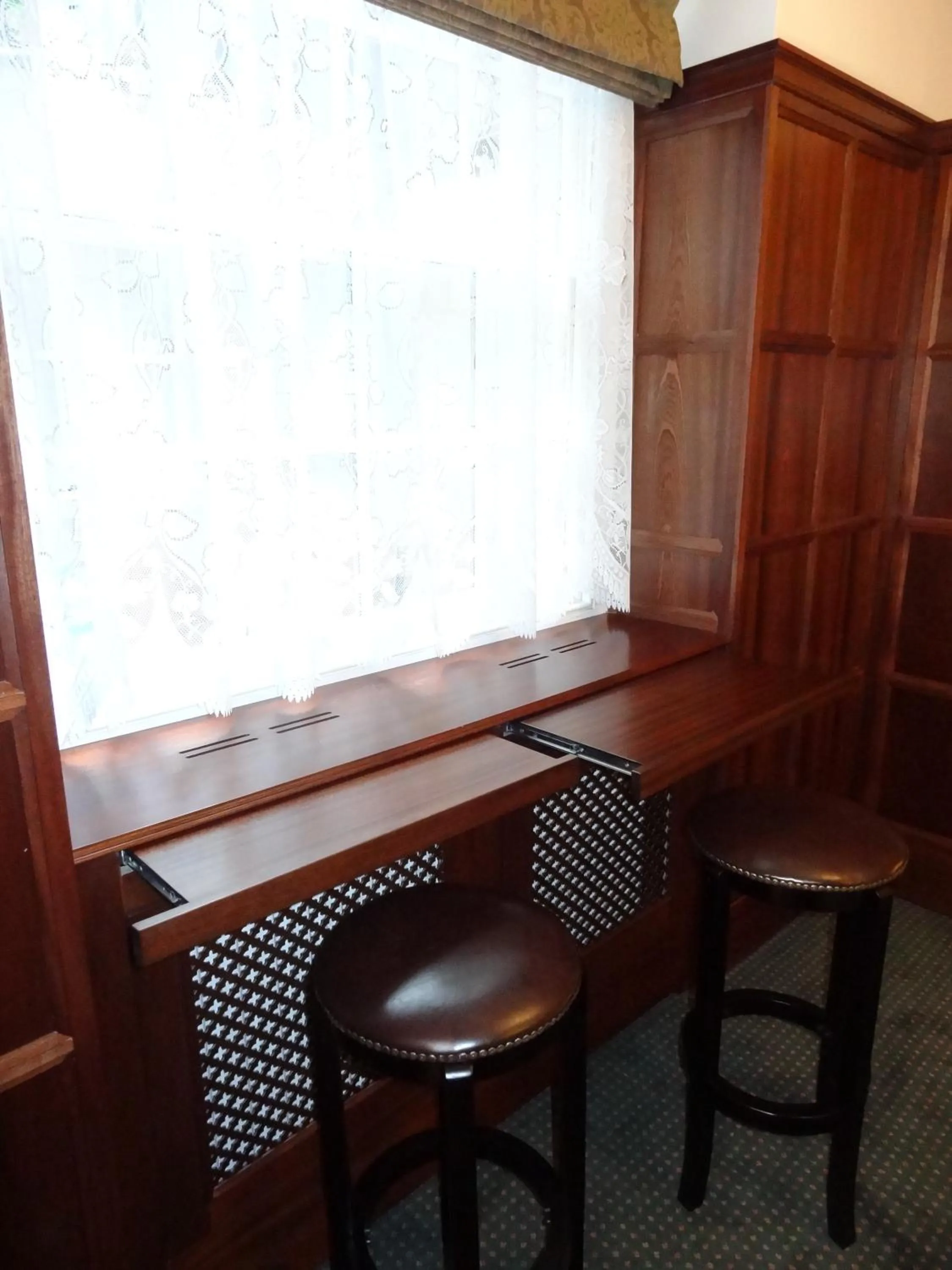 Lounge or bar in Regency House Hotel