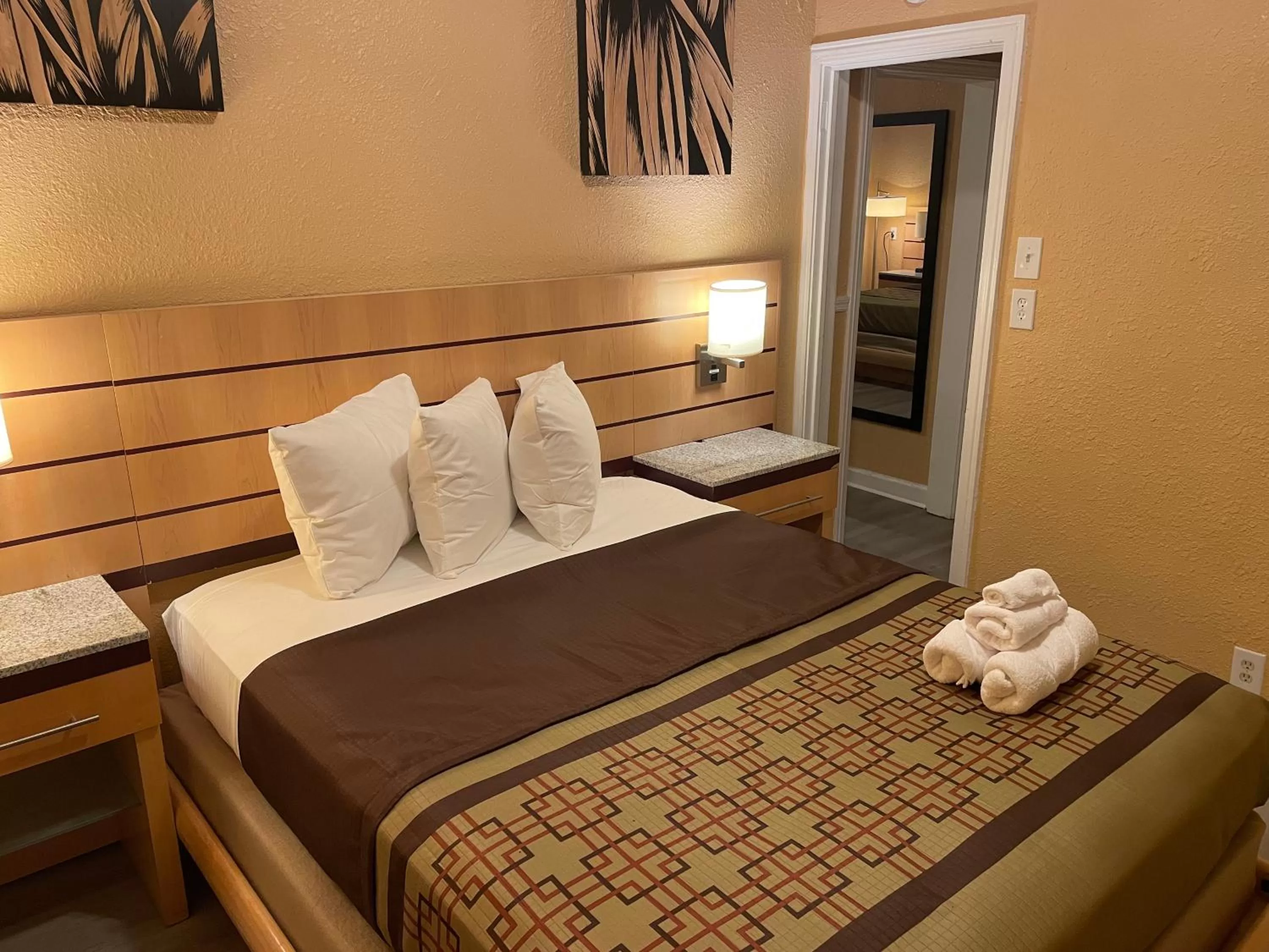 Bedroom, Bed in Sunburst Hotel