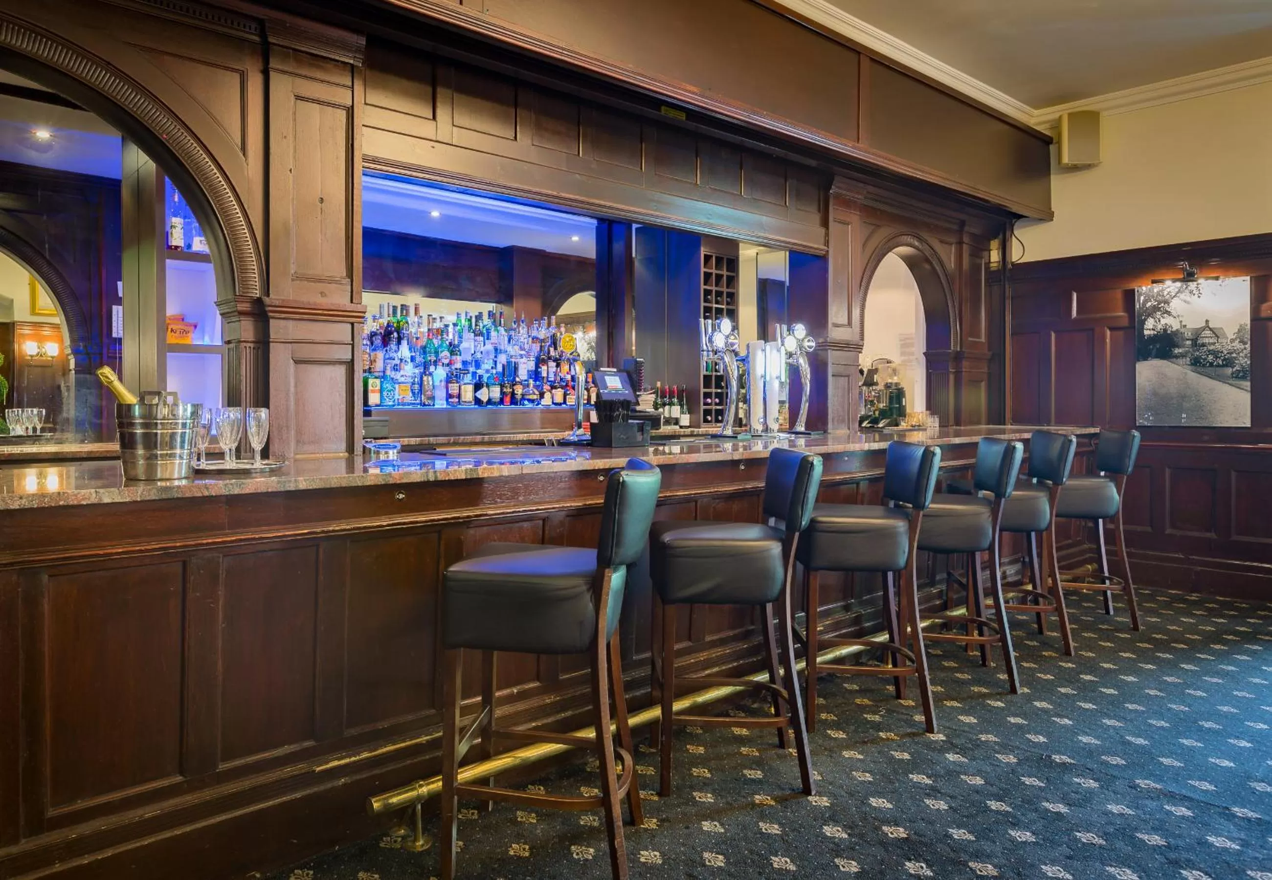 Restaurant/places to eat in De Rougemont Manor