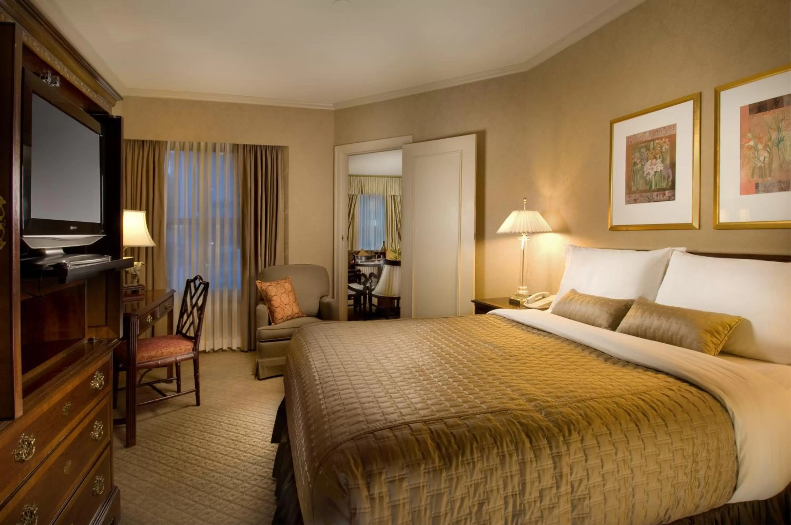 Bedroom, Bed in Mayflower Park Hotel