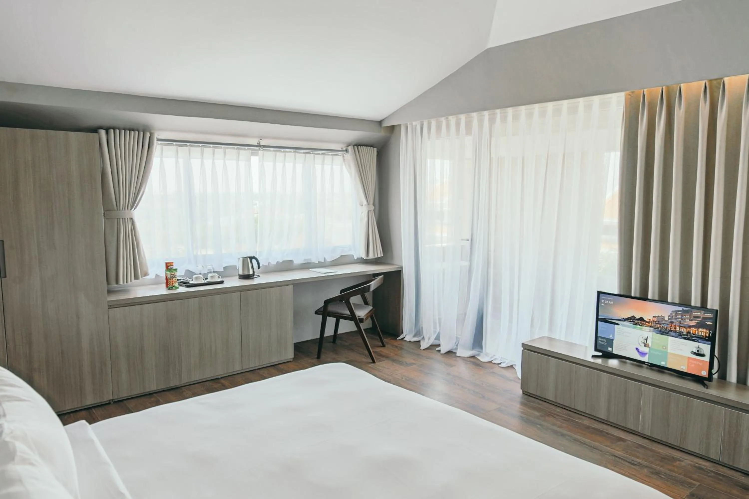 Photo of the whole room, Bed in Mulberry Collection Silk Eco