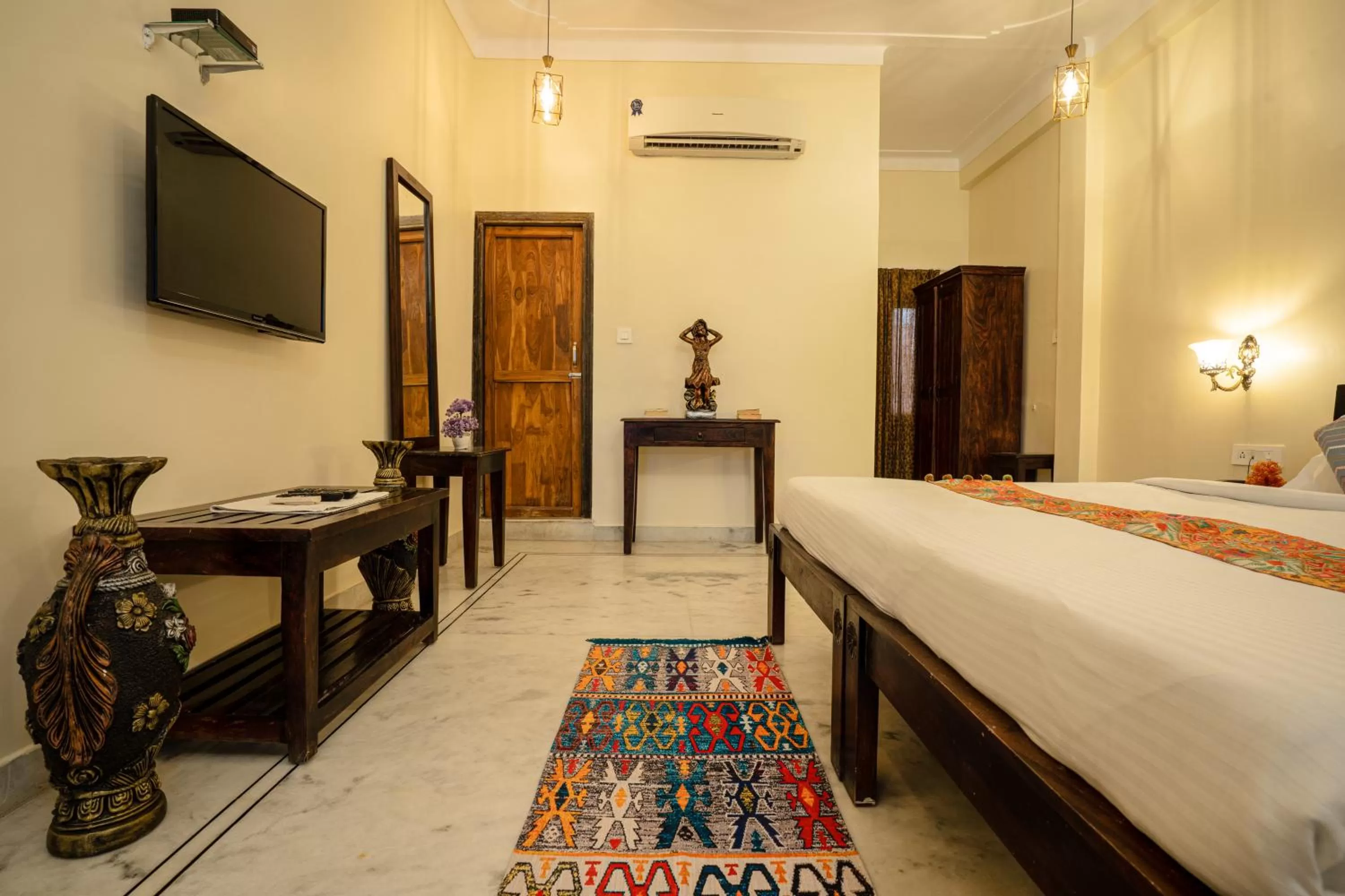 Communal lounge/ TV room, Bed in Tripli Hotels Shiv Villas