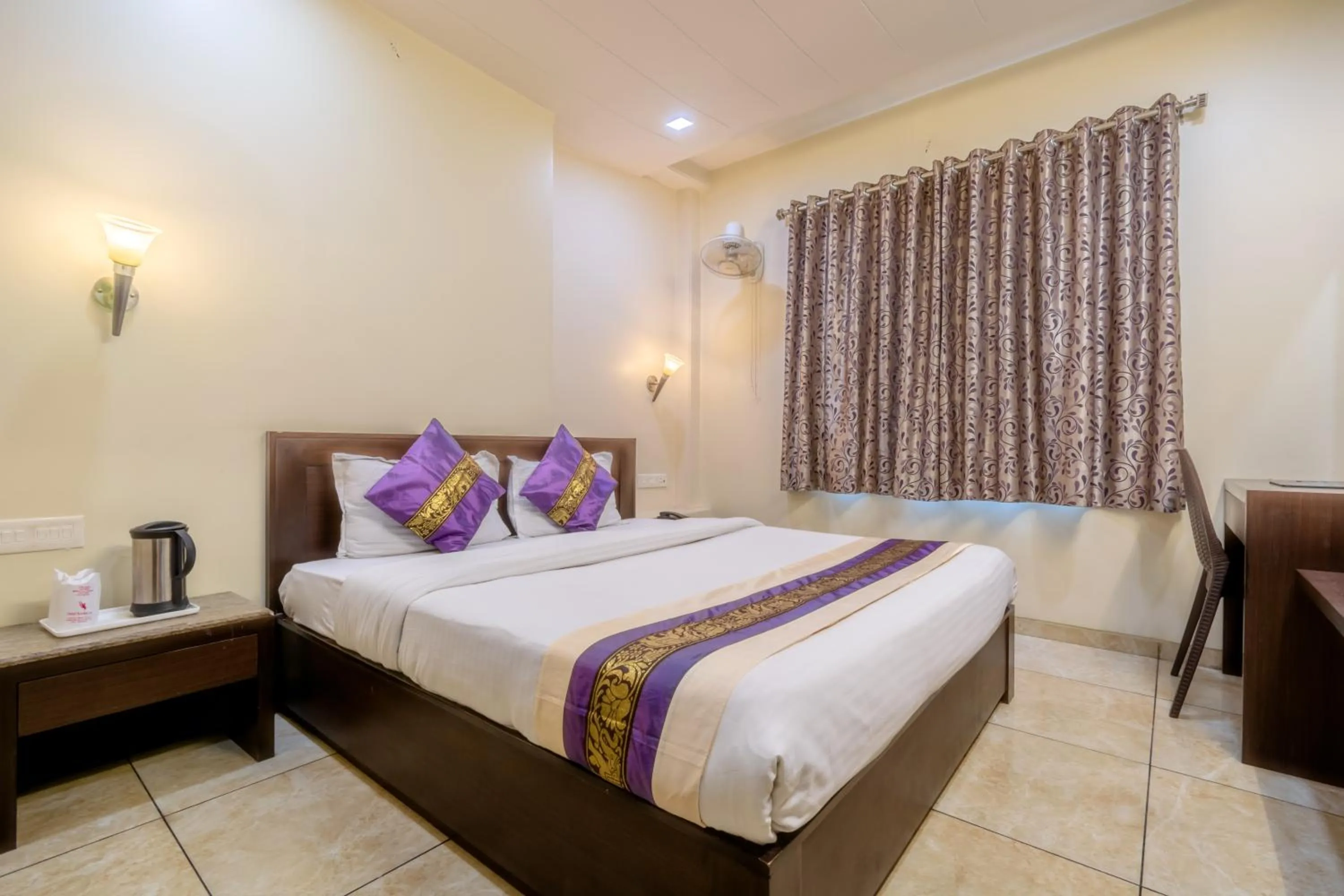 Bedroom, Bed in Hotel Sunday Inn