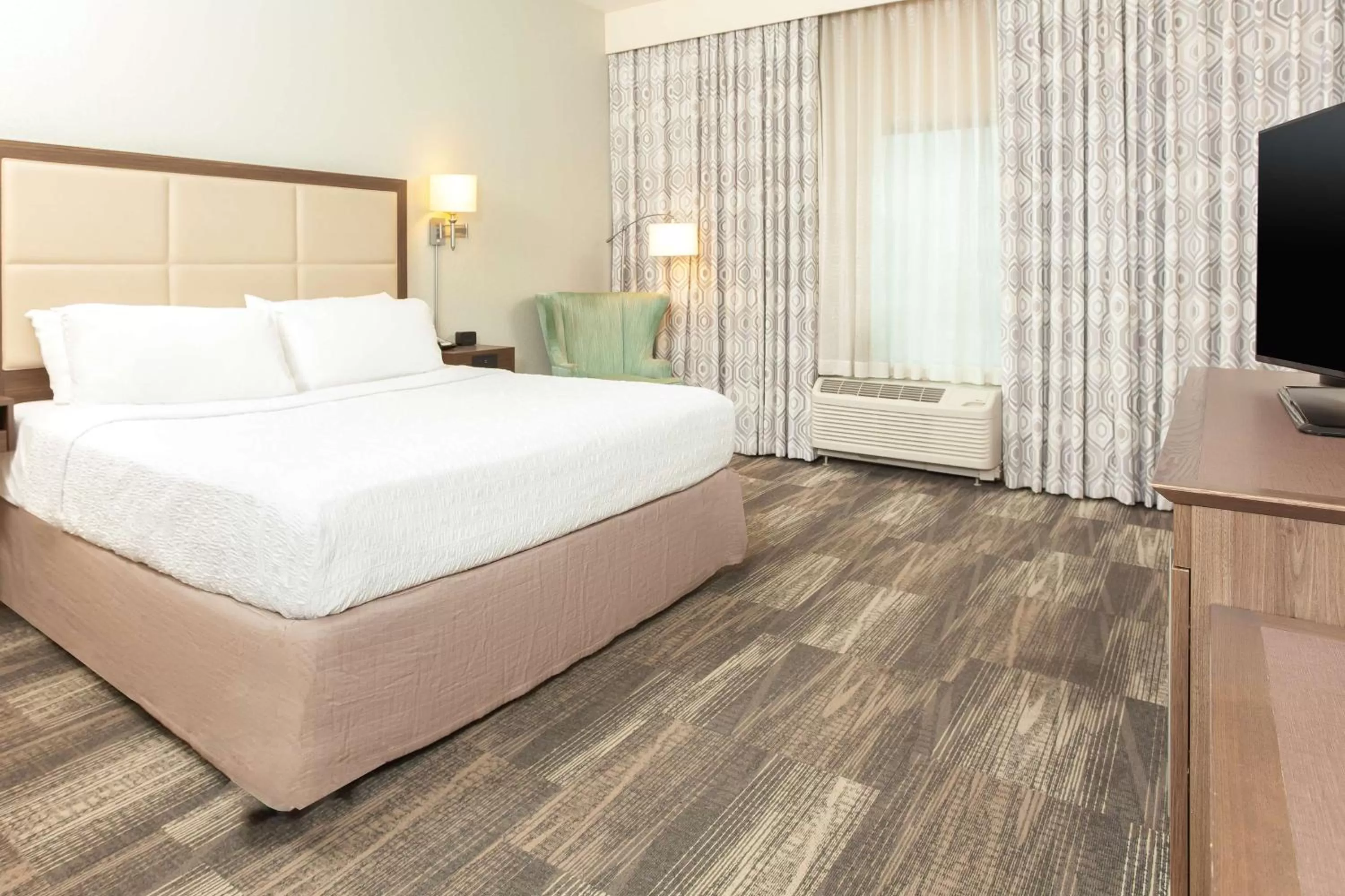 Bed in Hampton Inn & Suites Niles/Warren, OH