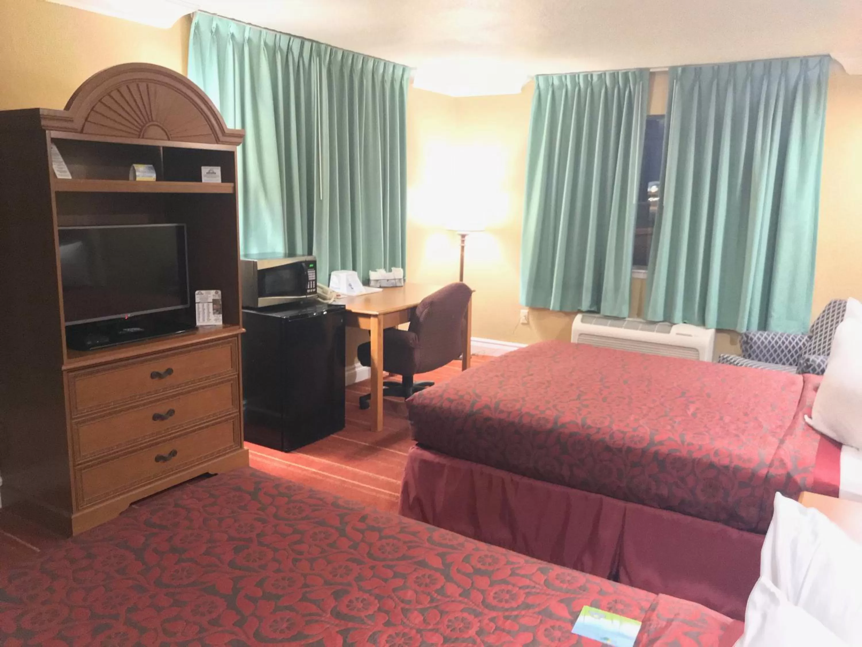 Bed in Days Inn by Wyndham San Antonio Airport