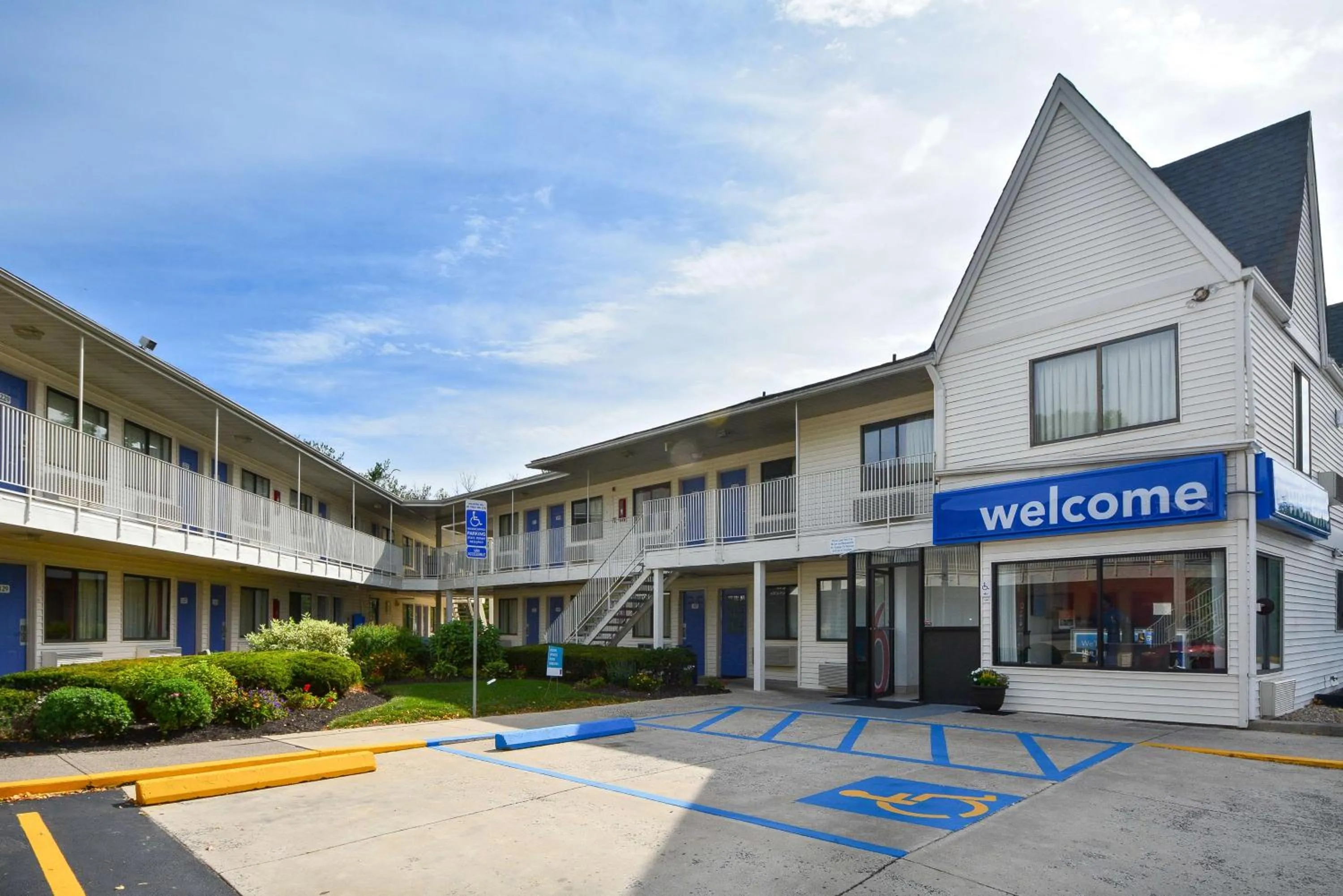 Property building in Motel 6-Southington, CT - Hartford