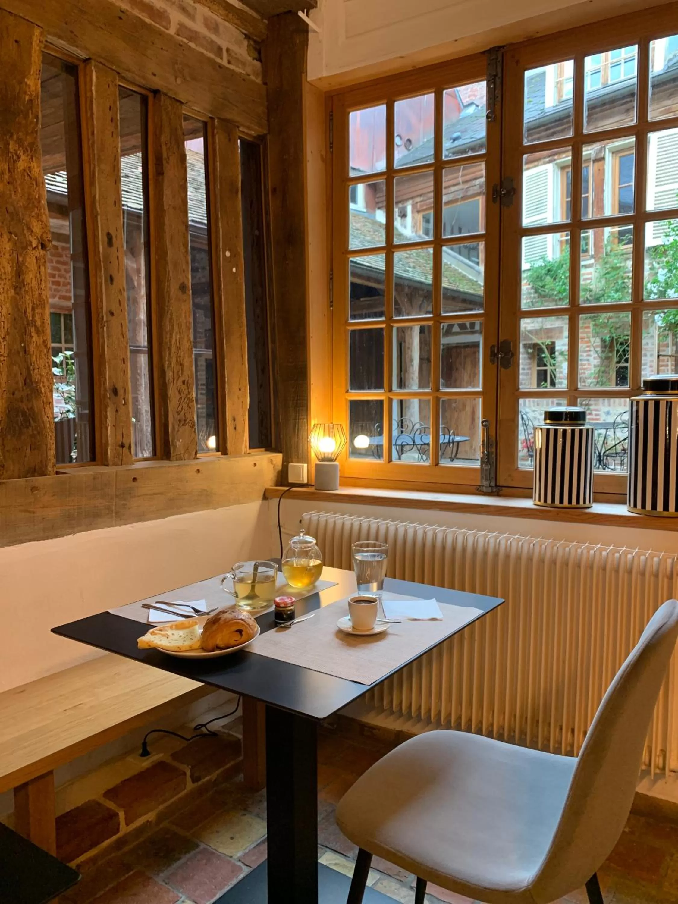 Breakfast in L'Ecole des Demoiselles