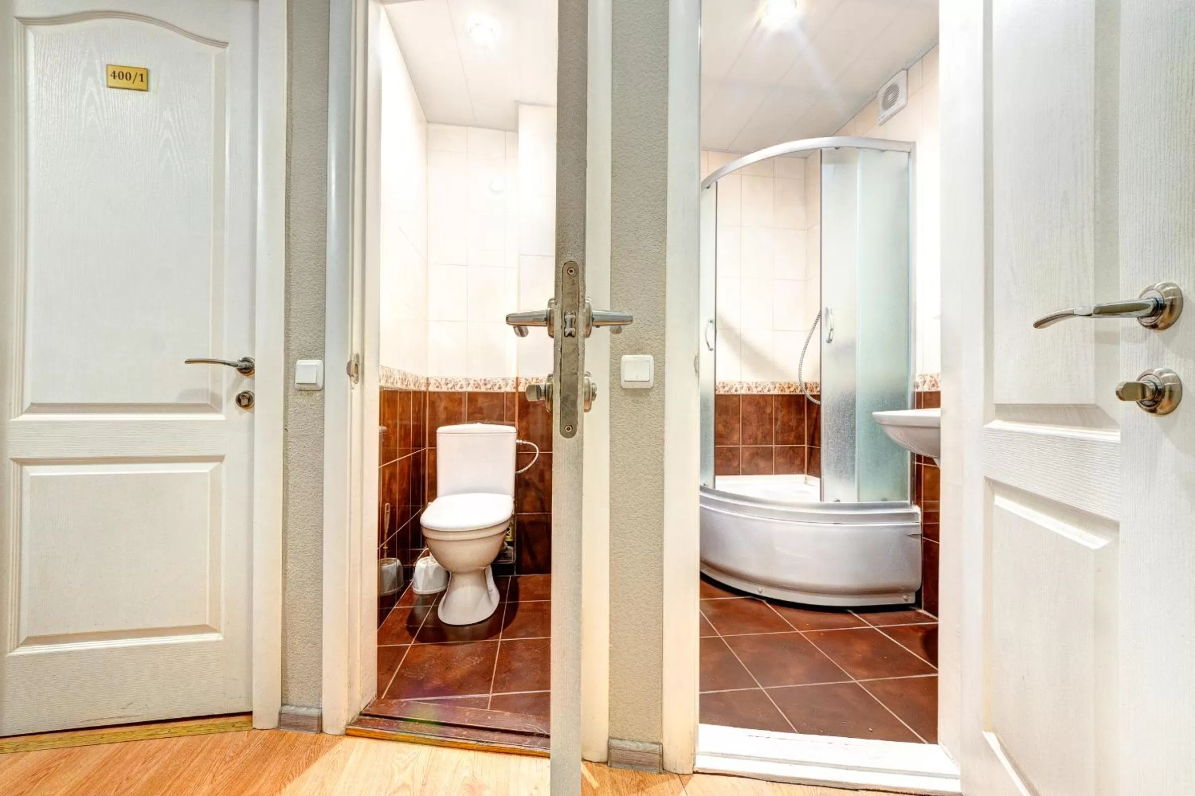 Shower in Holosiyvsky Hotel