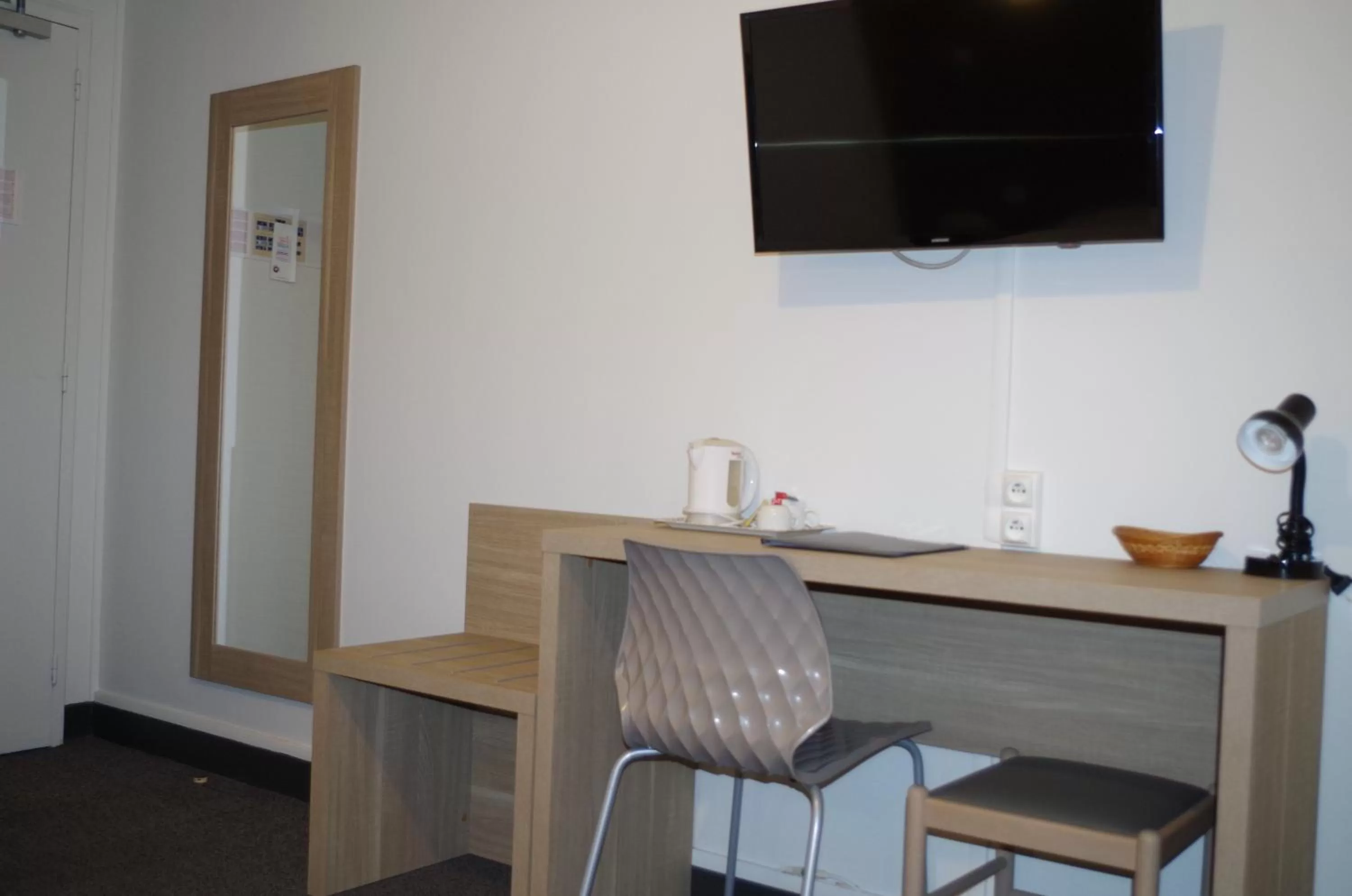 Photo of the whole room in The Originals City, Hôtel Le Savoy, Caen