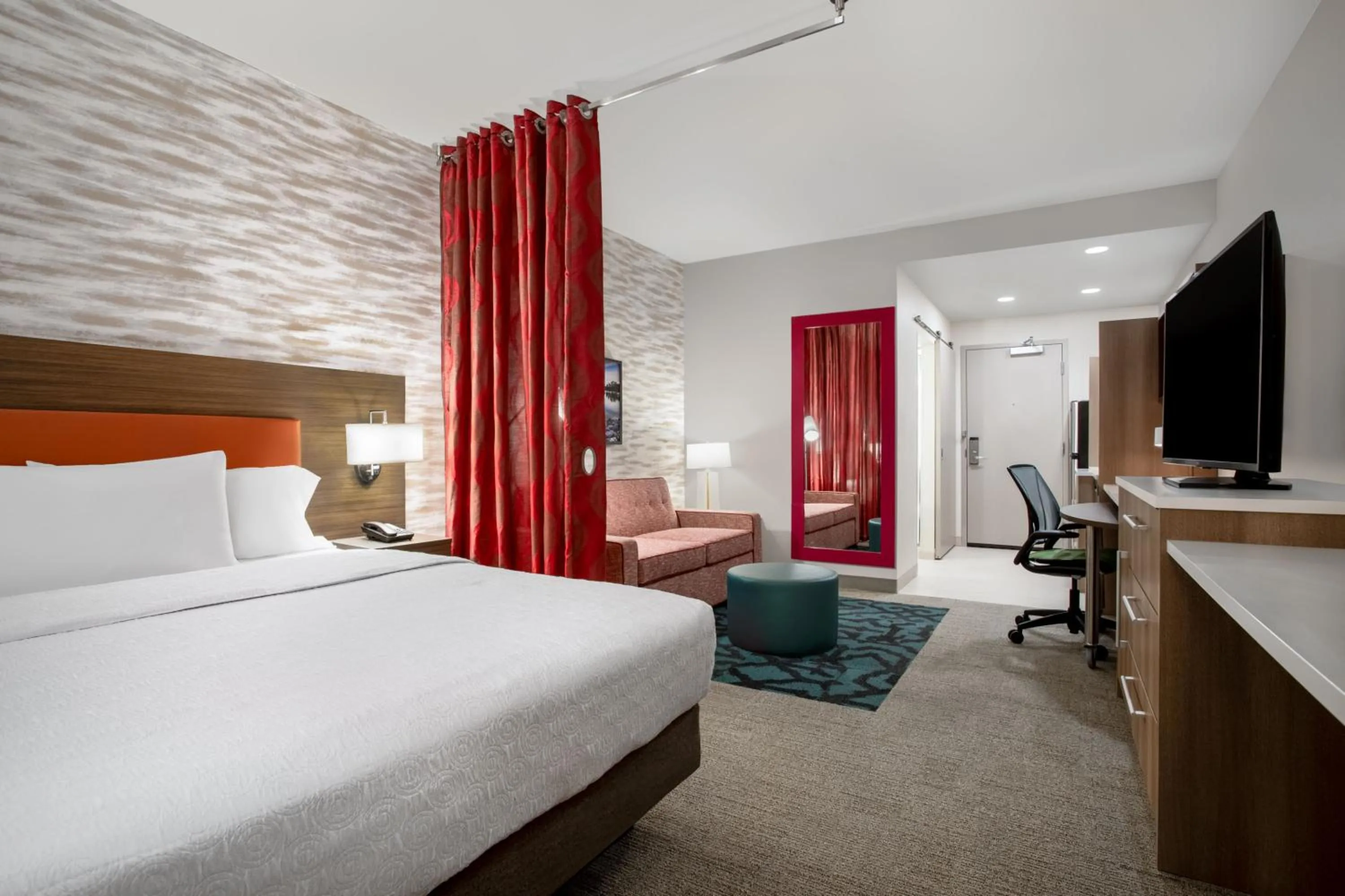 Bed in Home2 Suites By Hilton Calhoun